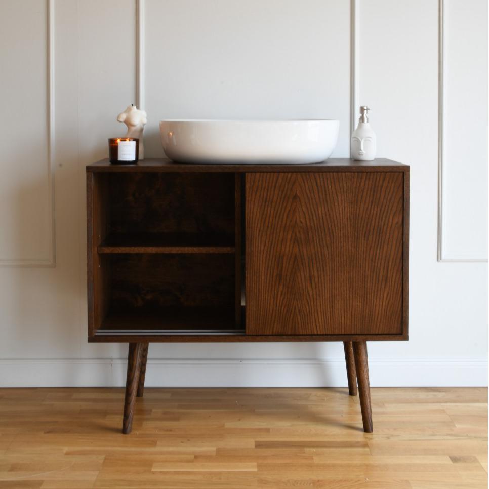 Moca Großer Schrank für das Badezimmer von Pastform
Abmessungen: T 40 x B 120 x H 85 cm.
MATERIALIEN: Gebeiztes und lackiertes Holz.

Erhältlich in verschiedenen Holzausführungen: Whiskey, Rum, BPA, Nobel, Brandy, Schwarz, Dunkelbraun, Honig,