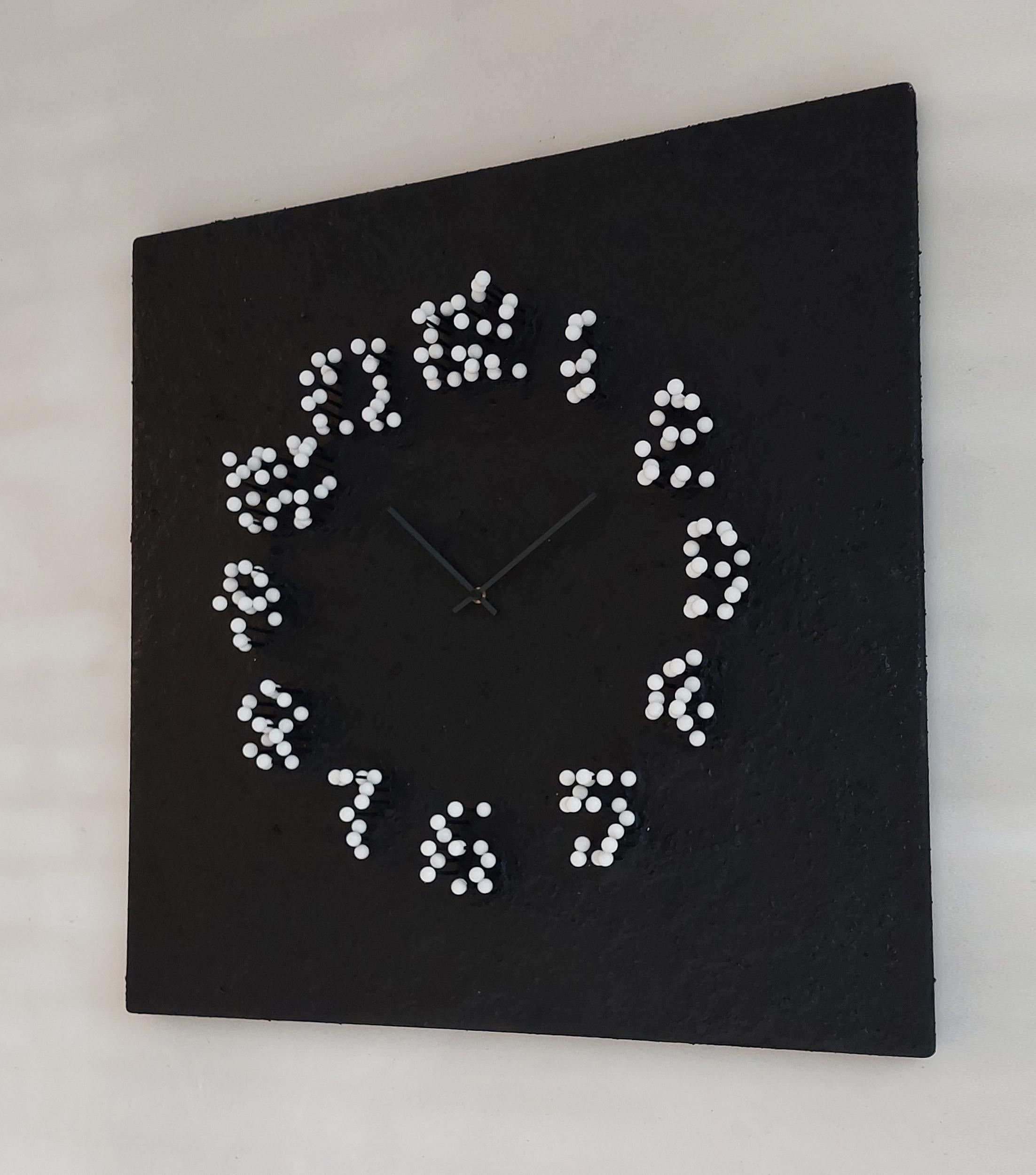 Mocap (moonwalk)
Illusionistic wall clock
Design: JAN PAUL


“Time is an illusion”
Most wall-clocks have the same basic shape: round. Also the same looking time-indication by 
numbers or stripes.
“MOCAP” steps away from the basic. It’s appearance