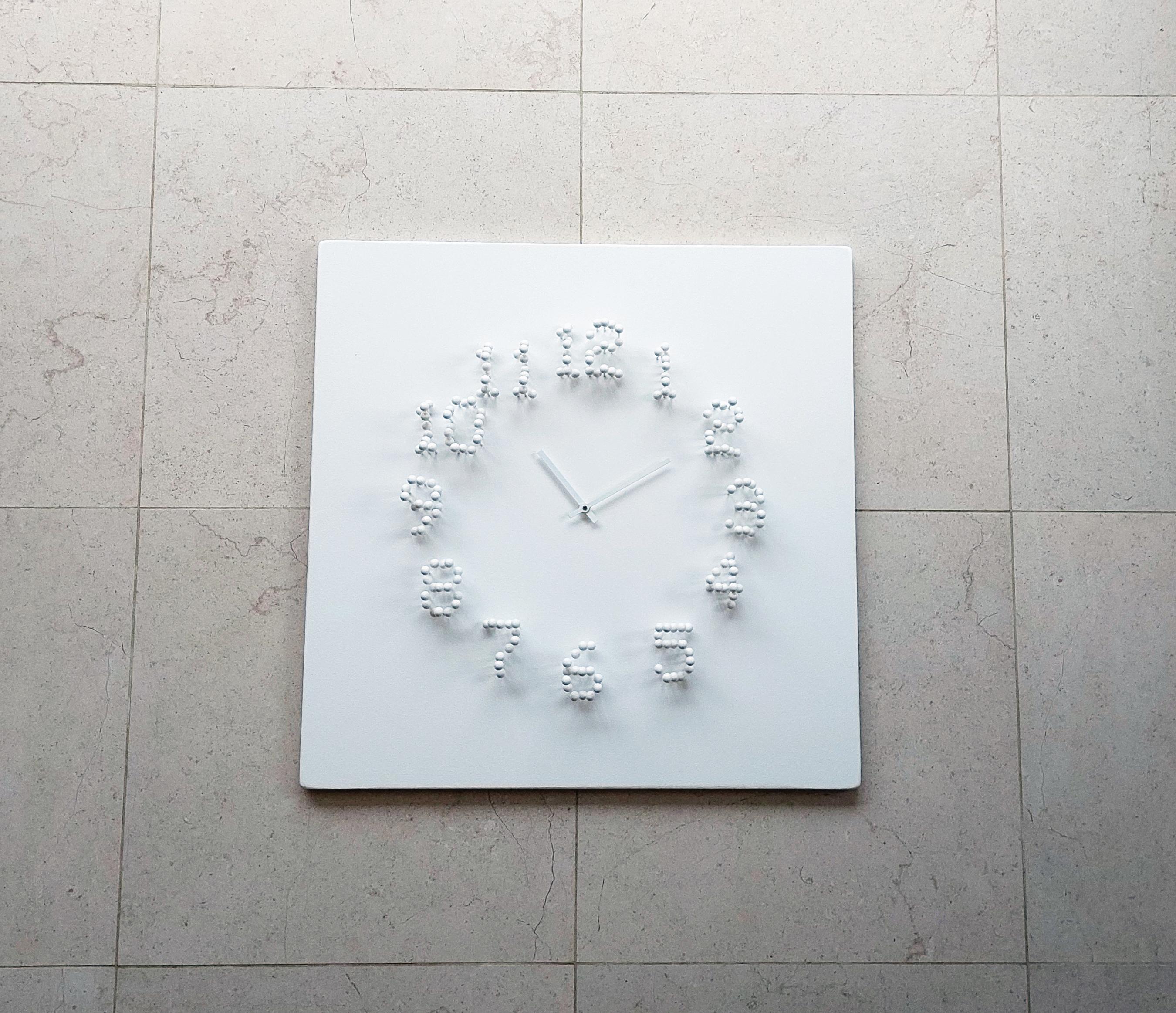 Horloge murale Mocap « blanc/blanc » illusionniste en vente 3