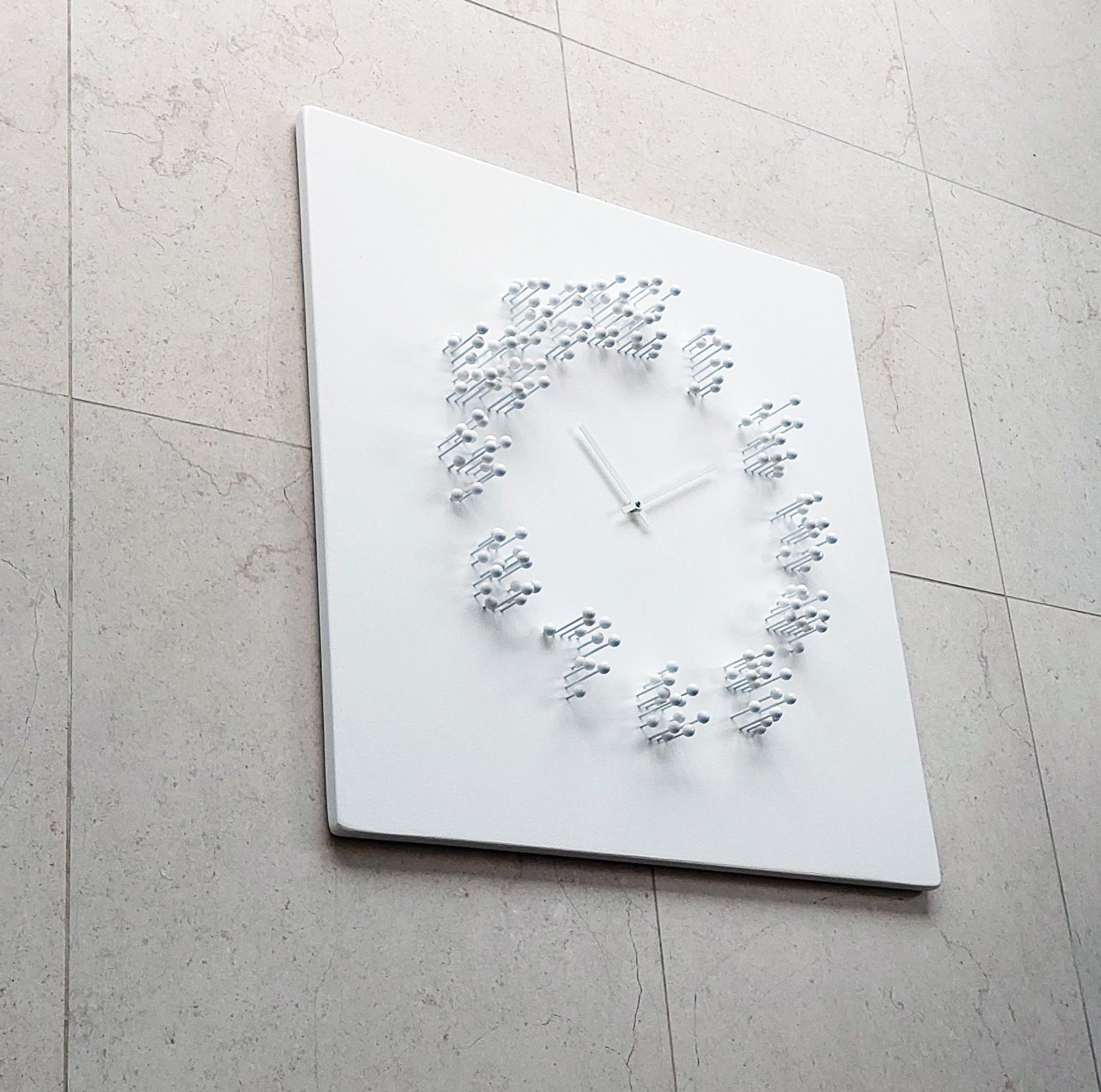 Horloge murale Mocap « blanc/blanc » illusionniste en vente 4