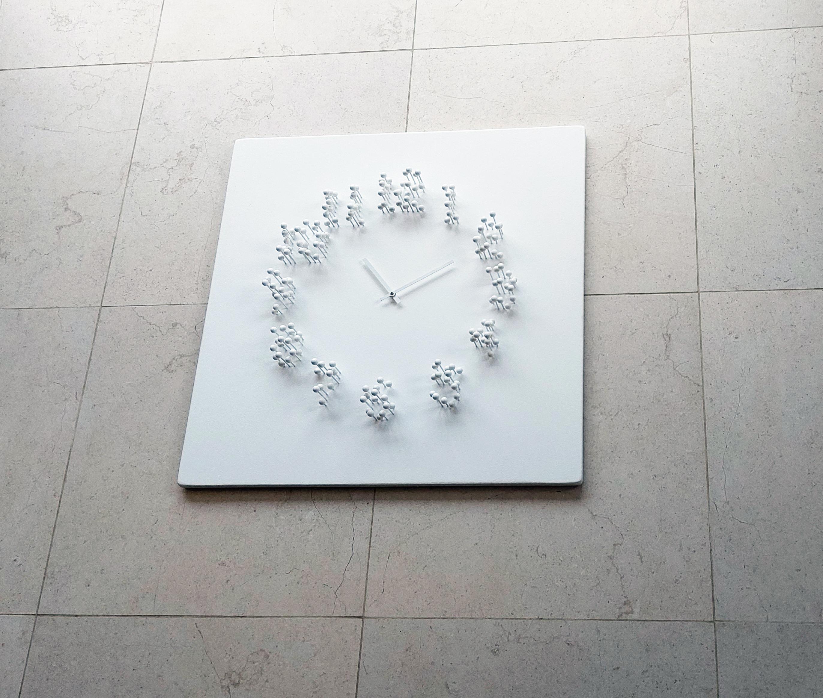 Horloge murale Mocap « blanc/blanc » illusionniste en vente 5