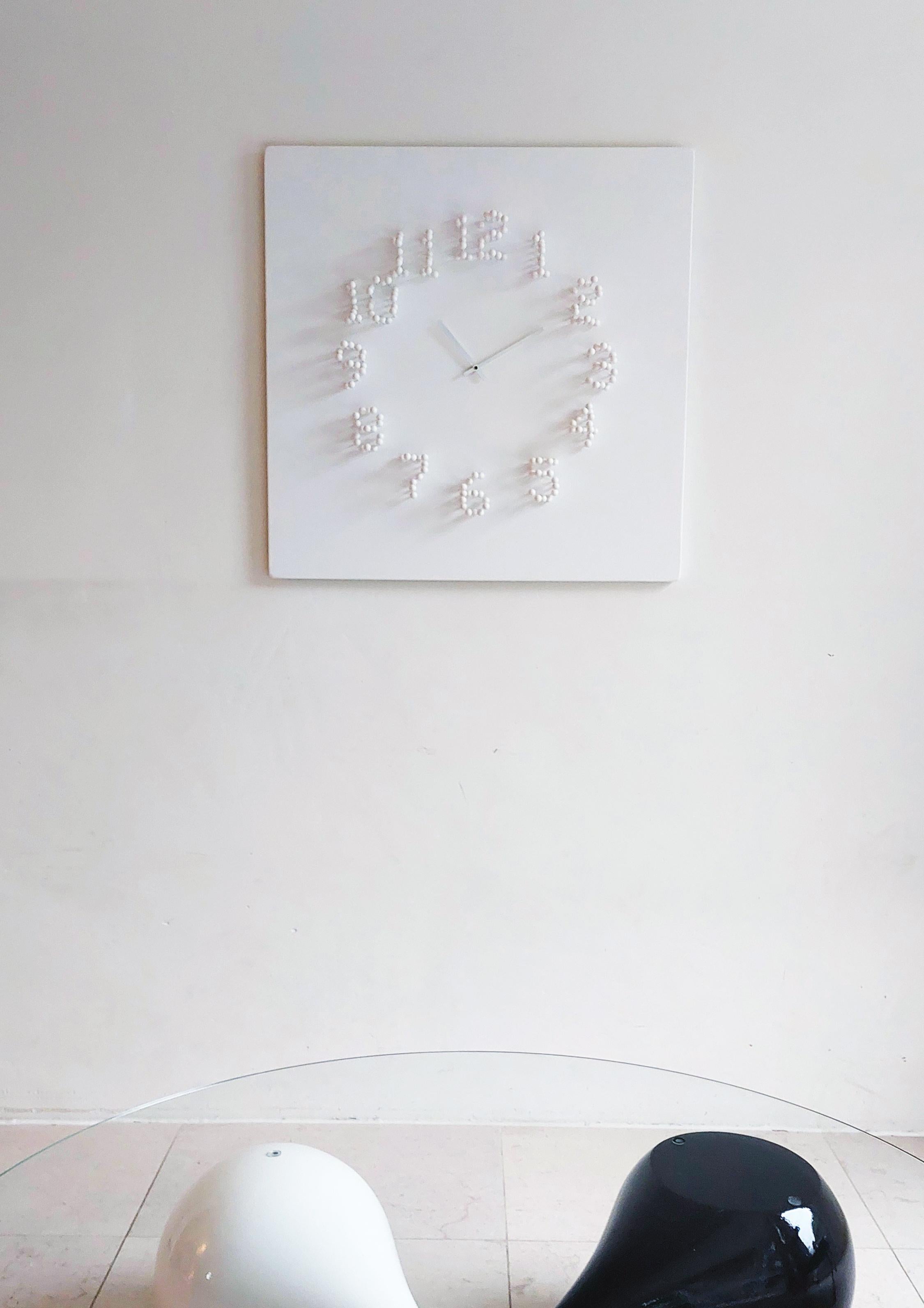 Postmoderne Horloge murale Mocap « blanc/blanc » illusionniste en vente
