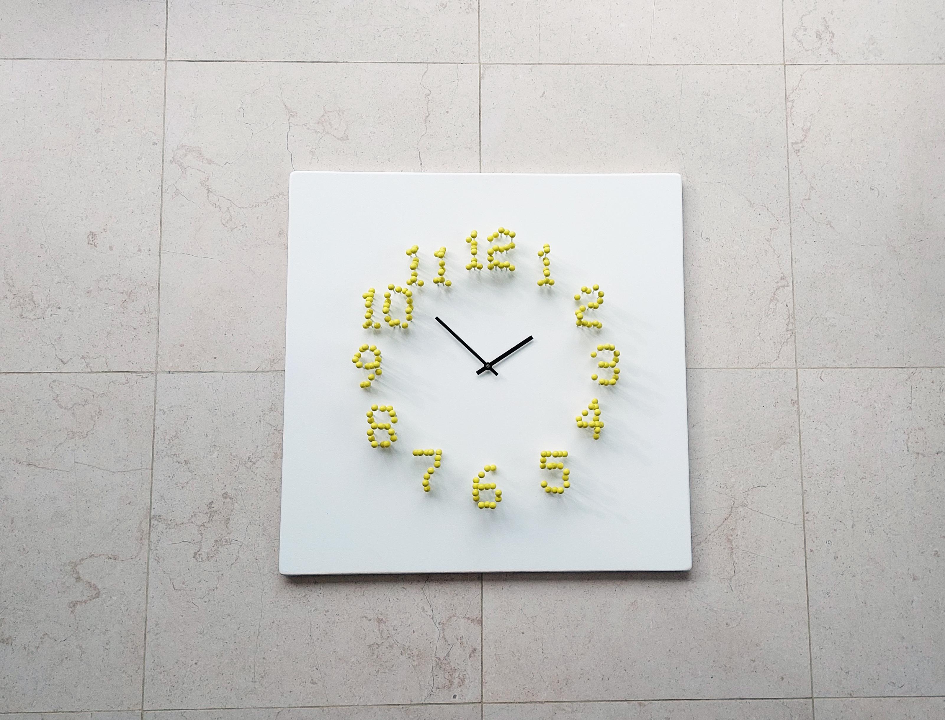 “Time is an illusion”
Most wall-clocks have the same basic shape: round. Also the same looking time-indication by 
numbers or stripes.
“MOCAP” steps away from the basic. It’s appearance leans more to a piece of conceptual art, 
then to a basic
