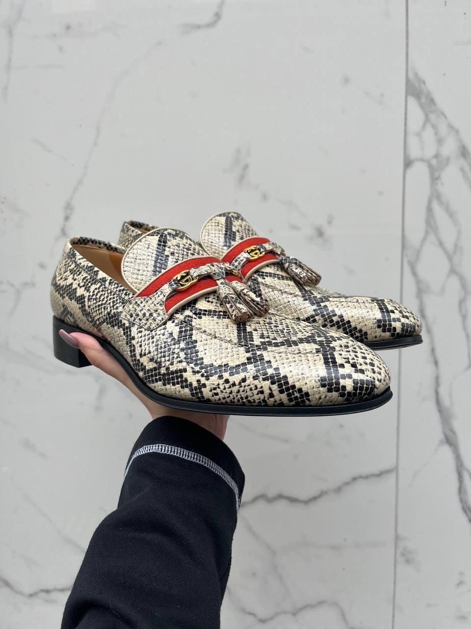 Mocassini firmati Gucci, numero 45, realizzati in pelle beige e hardware oro. In der oberen Hälfte sind die klassischen Web-Faszien mit hängenden Nasen und kleinen Punkten zu sehen. Internamente rivestite in pelle marrone, dotate di un tacco basso