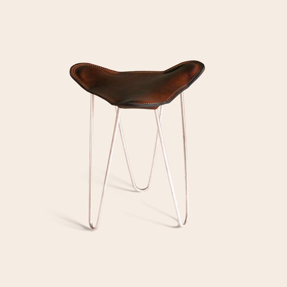 Mocca and steel Trifolium stool by Ox Denmarq
Dimensions: D 40 x W 40 x H 45 cm
Materials: Leather, steel
Also available: Different colors and other frame color available

OX DENMARQ is a Danish design brand aspiring to make beautiful handmade