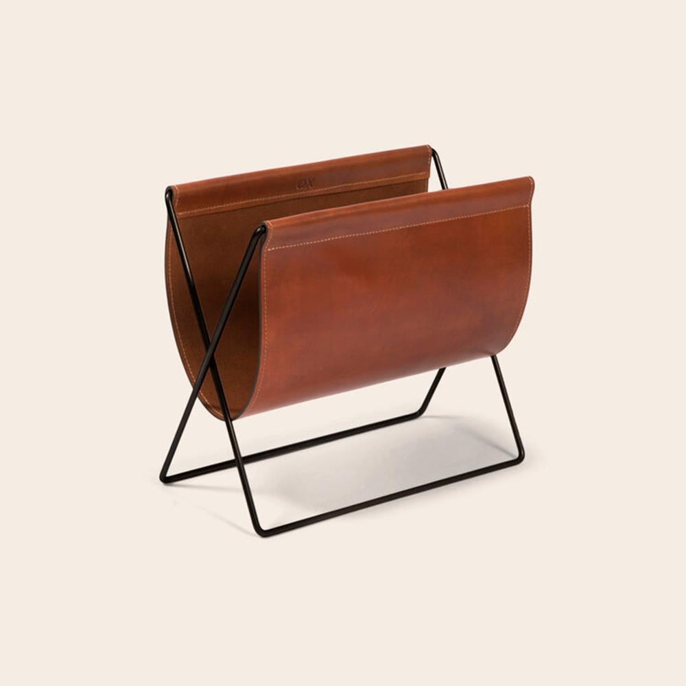 Mocca Leather and Black Steel Maggiz Magazine Rack by OxDenmarq In New Condition In Geneve, CH