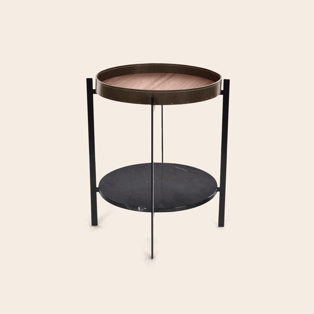Table de pont en cuir Mocca, bois de noyer et marbre noir Marquina par OxDenmarq
Dimensions : D 57 x L 57 x H 67 cm
Matériaux : Acier, marbre noir Marquina, cuir, bois de noyer
Également disponible : Différentes combinaisons de plateaux