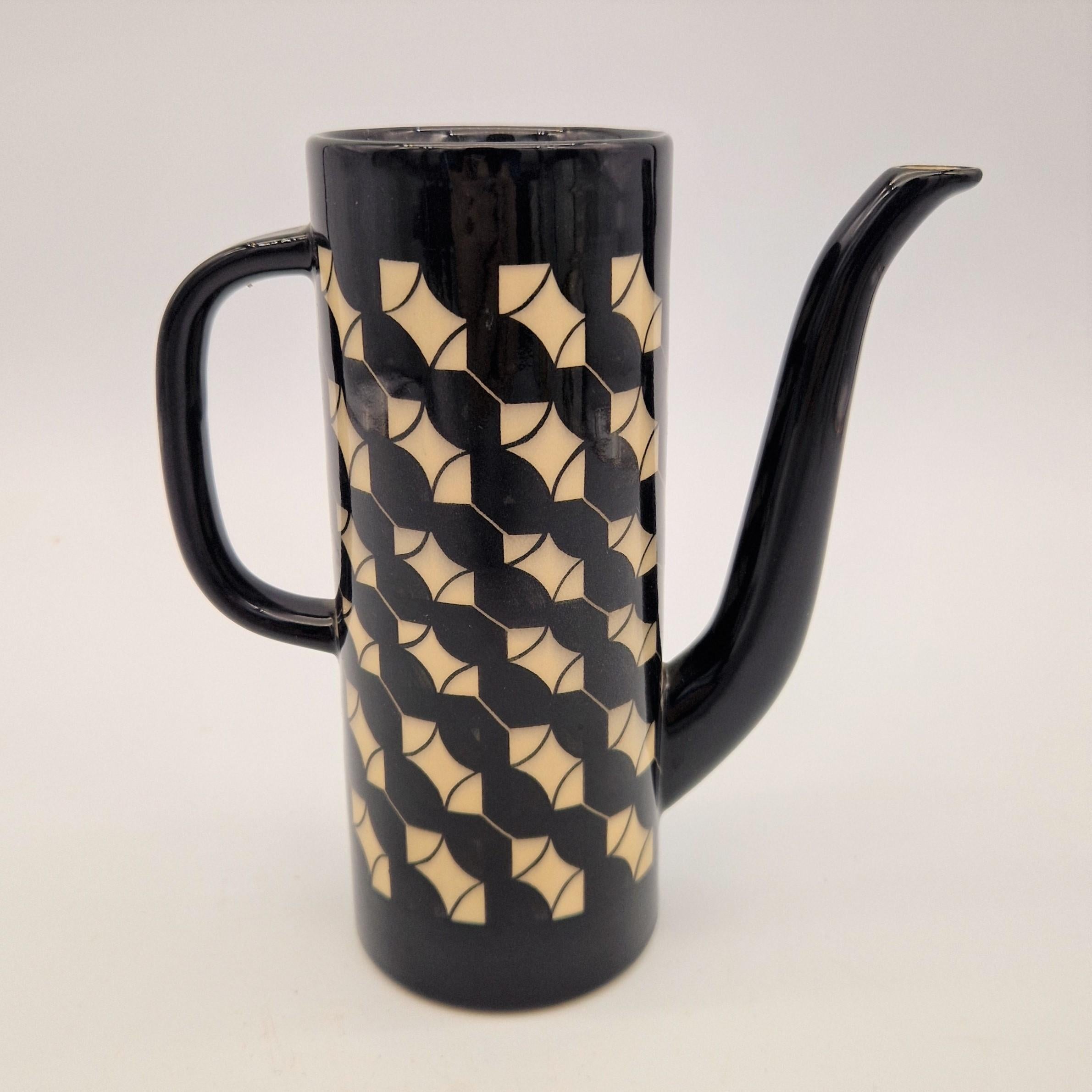 All the items are hand painted from Hedwig Bollhagen. (1907-2001)
During her time she worked with the great Bauhaus artists
All parts are handmade
Can: 21 x 17 x 7 cm
Cup: 5,5 x 5 cm
Plate: 12 cm
Perfect condition