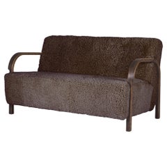 Canapé deux places ARCH Mocha Brown en chêne et peau de mouton Sahara par Mazo Design