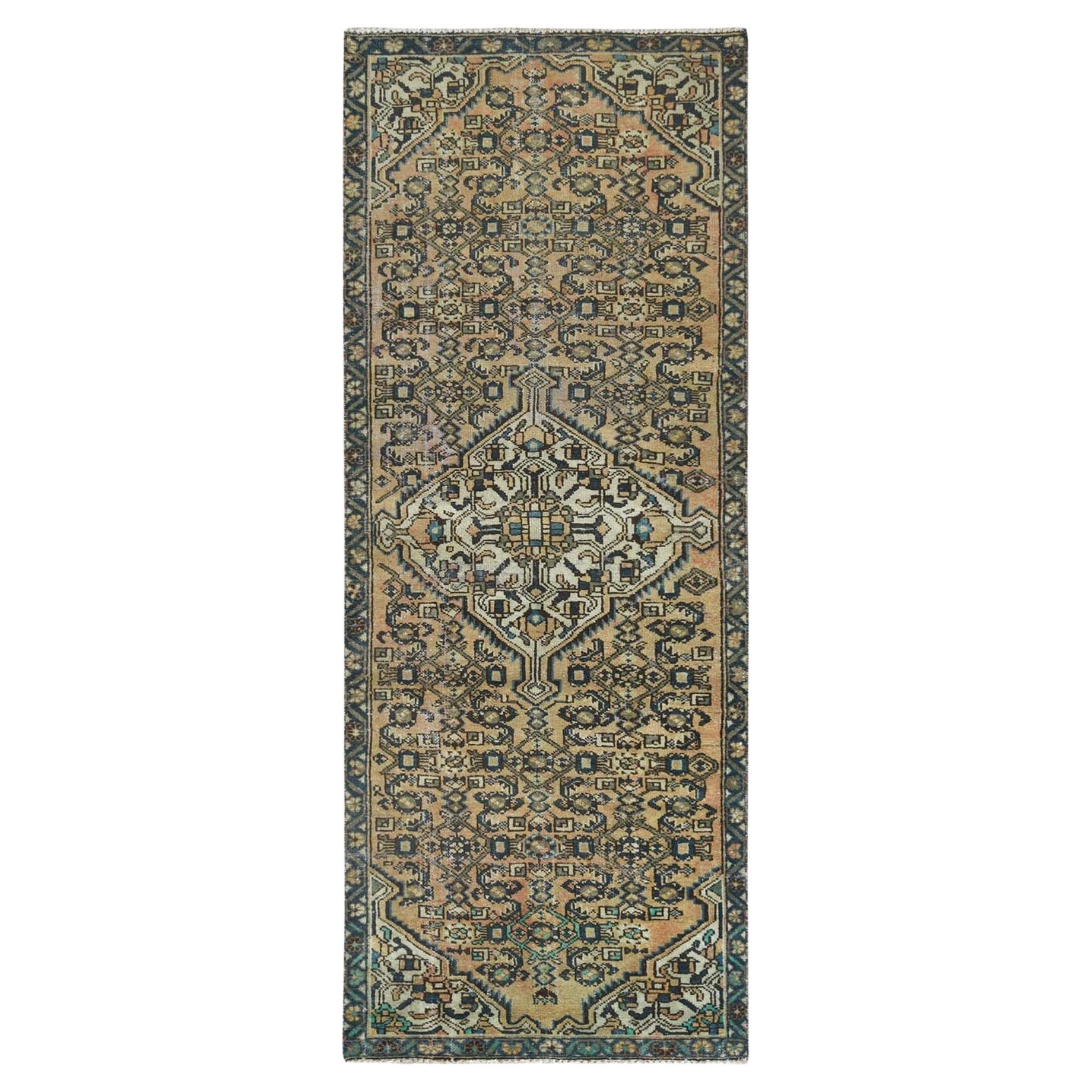 Tapis persan vintage Hamadan en laine usée marron mocha, noué à la main avec motif de poissons