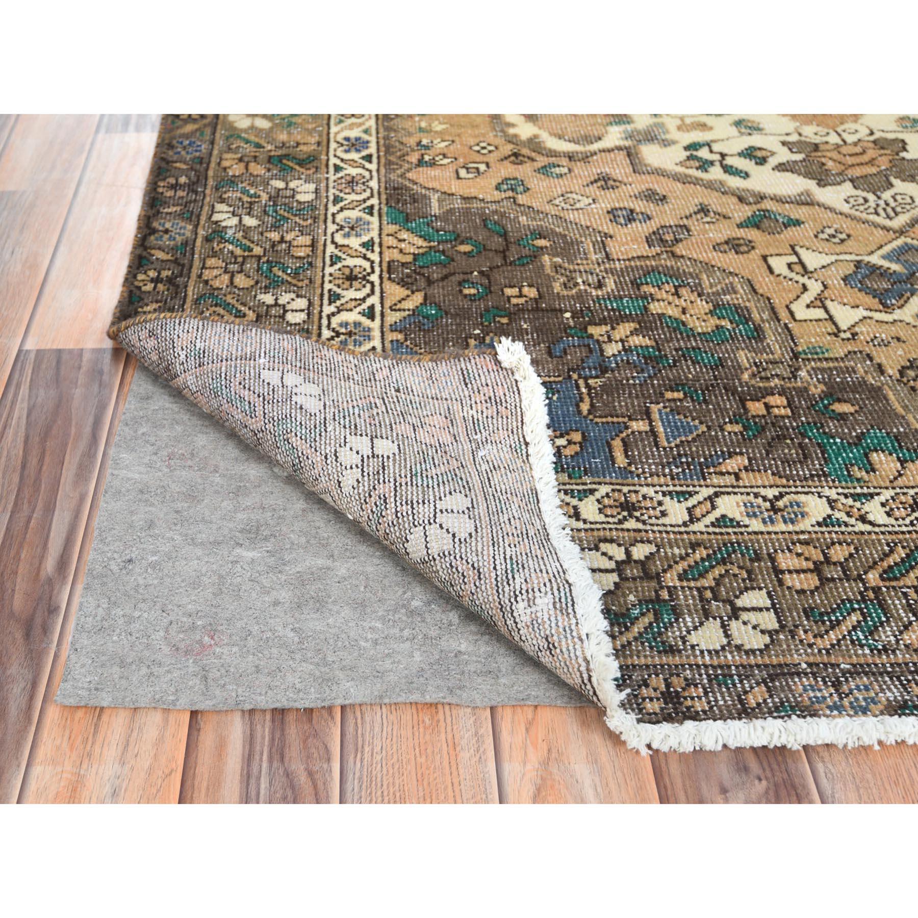 Médiéval Tapis persan Bakhtiar vintage en laine nouée à la main marron mocha, à l'aspect vieilli en vente