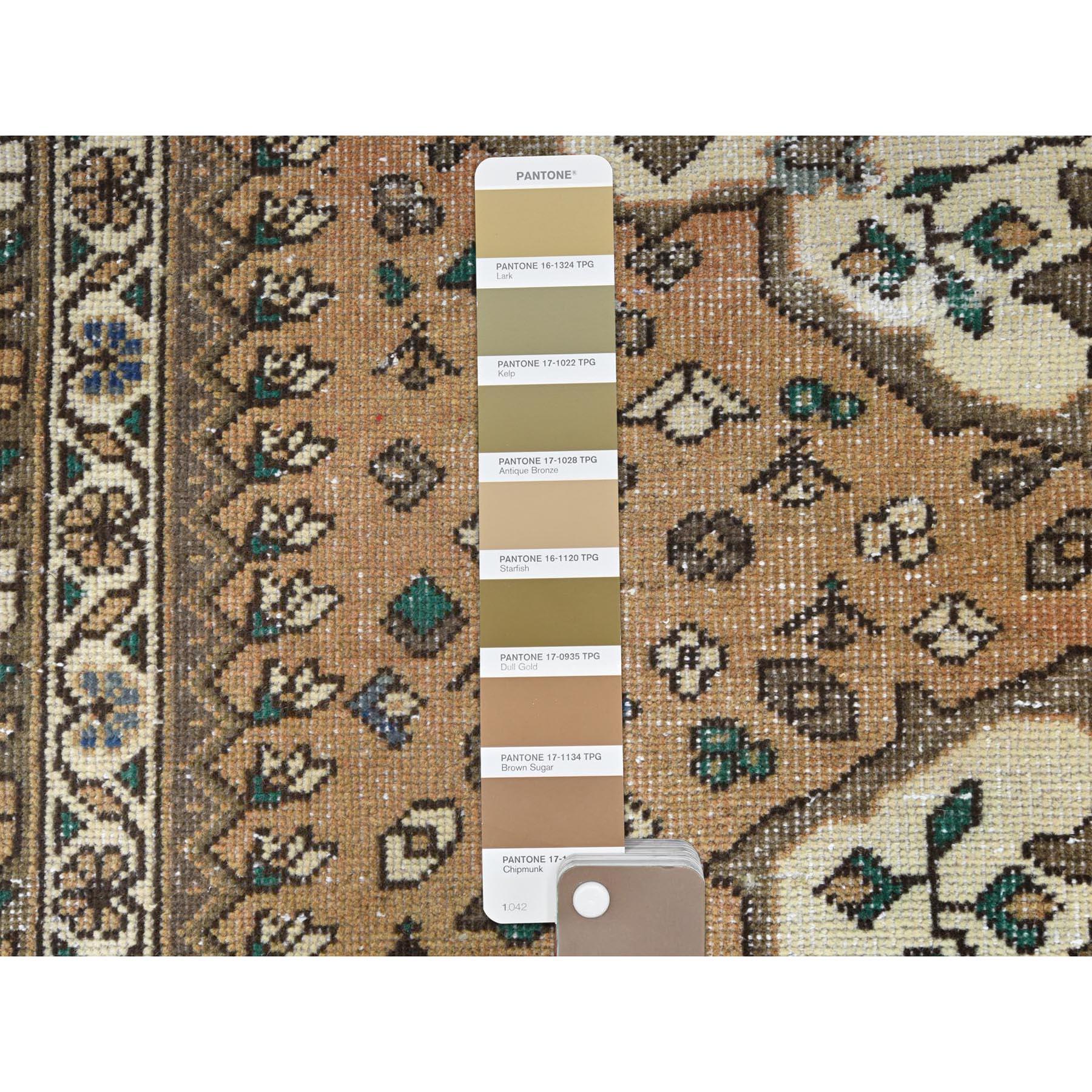 Perse Tapis persan Bakhtiar vintage en laine nouée à la main marron mocha, à l'aspect vieilli en vente