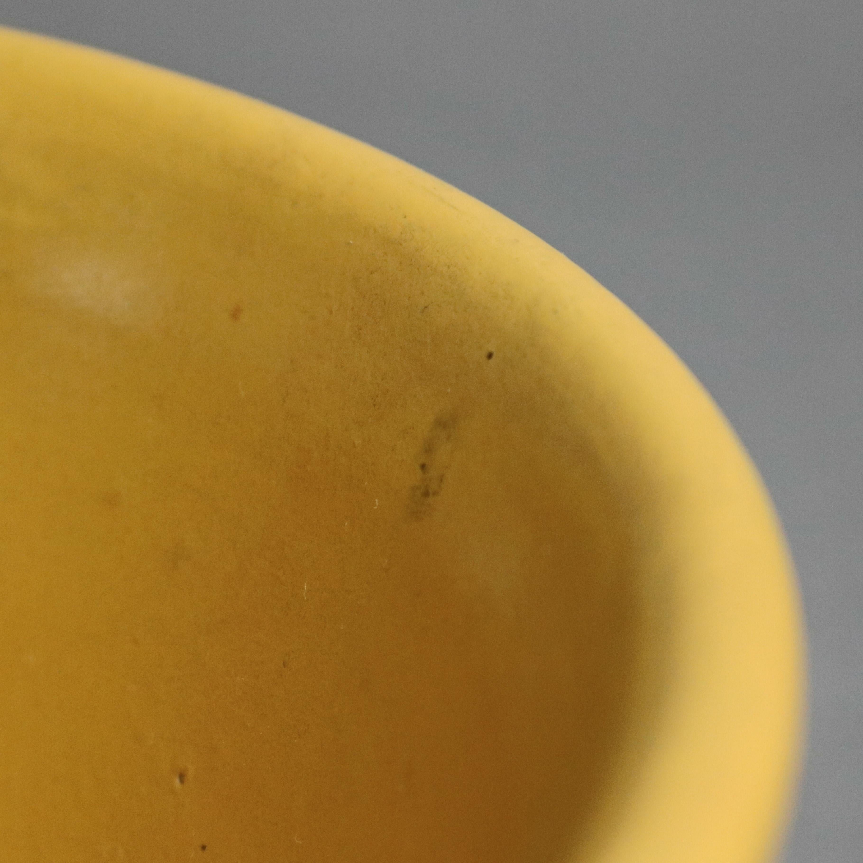 Mocha Decorated Yellow Ware Mixing Bowl by East Knoll Pottery, 20th Century In Good Condition In Big Flats, NY