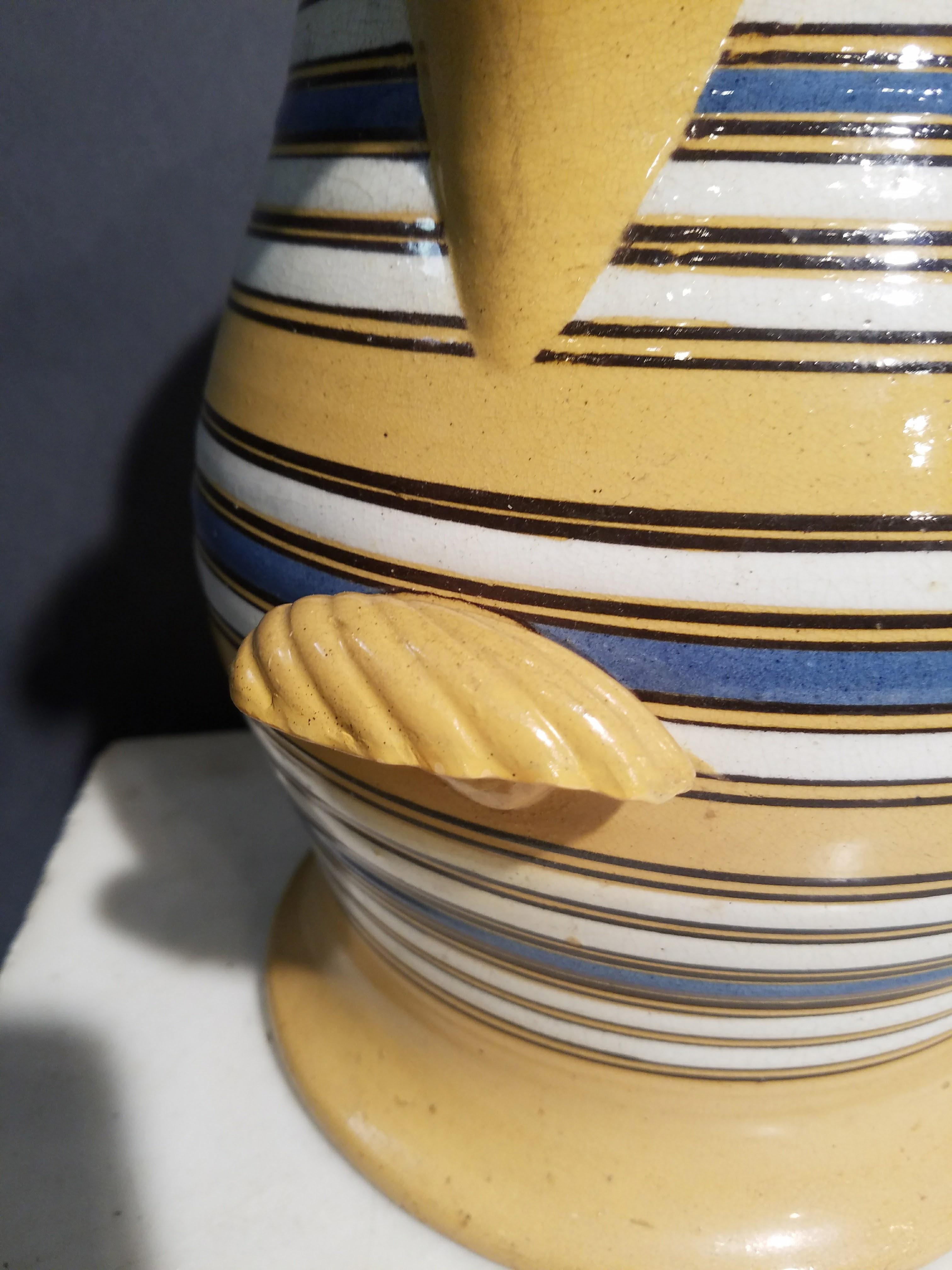 Grand pichet jaune à bandes multiples Mocha Bon état - En vente à Downingtown, PA