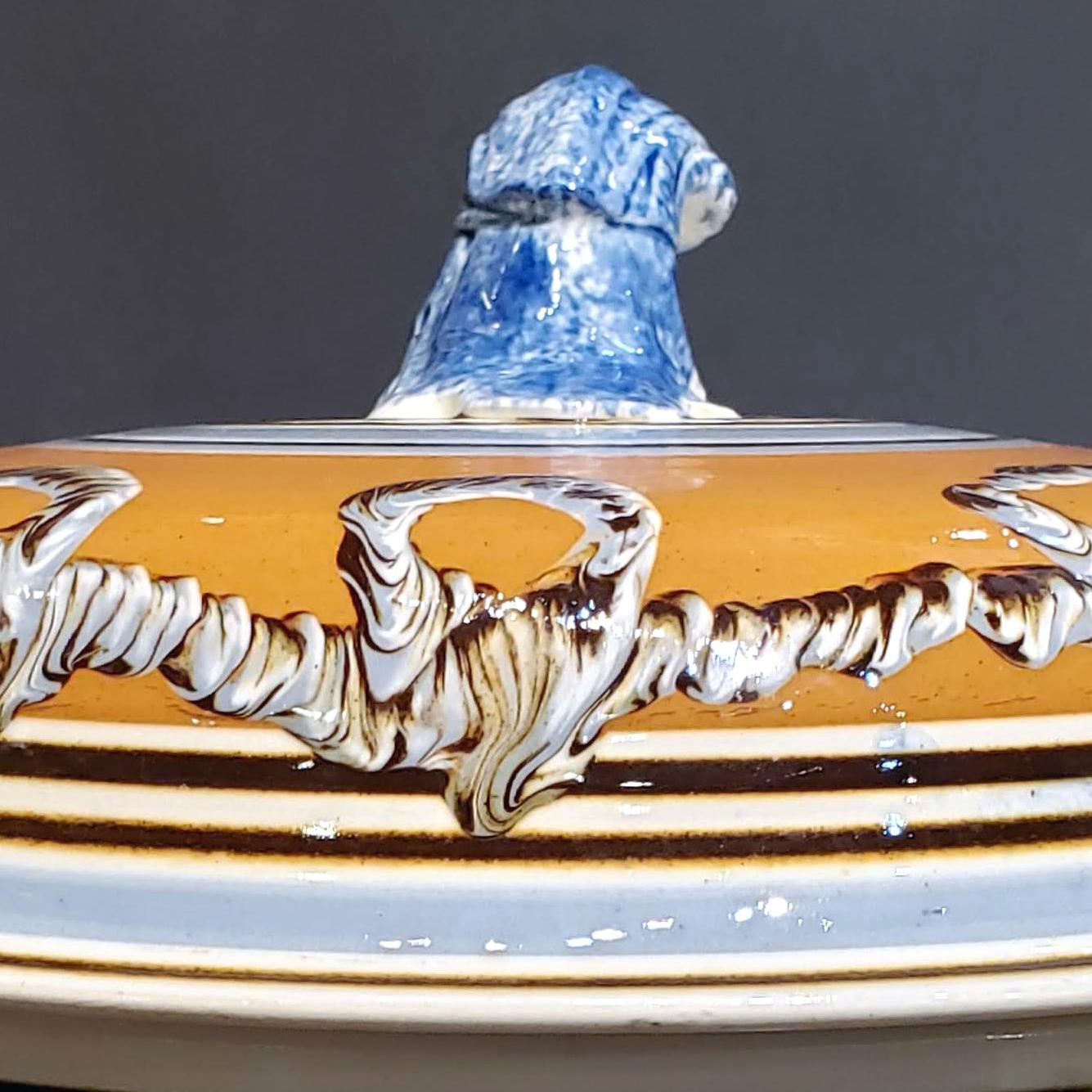 Mocha Large Tureen with Earthworm Design on Ochre Ground, Early 19th Century 2