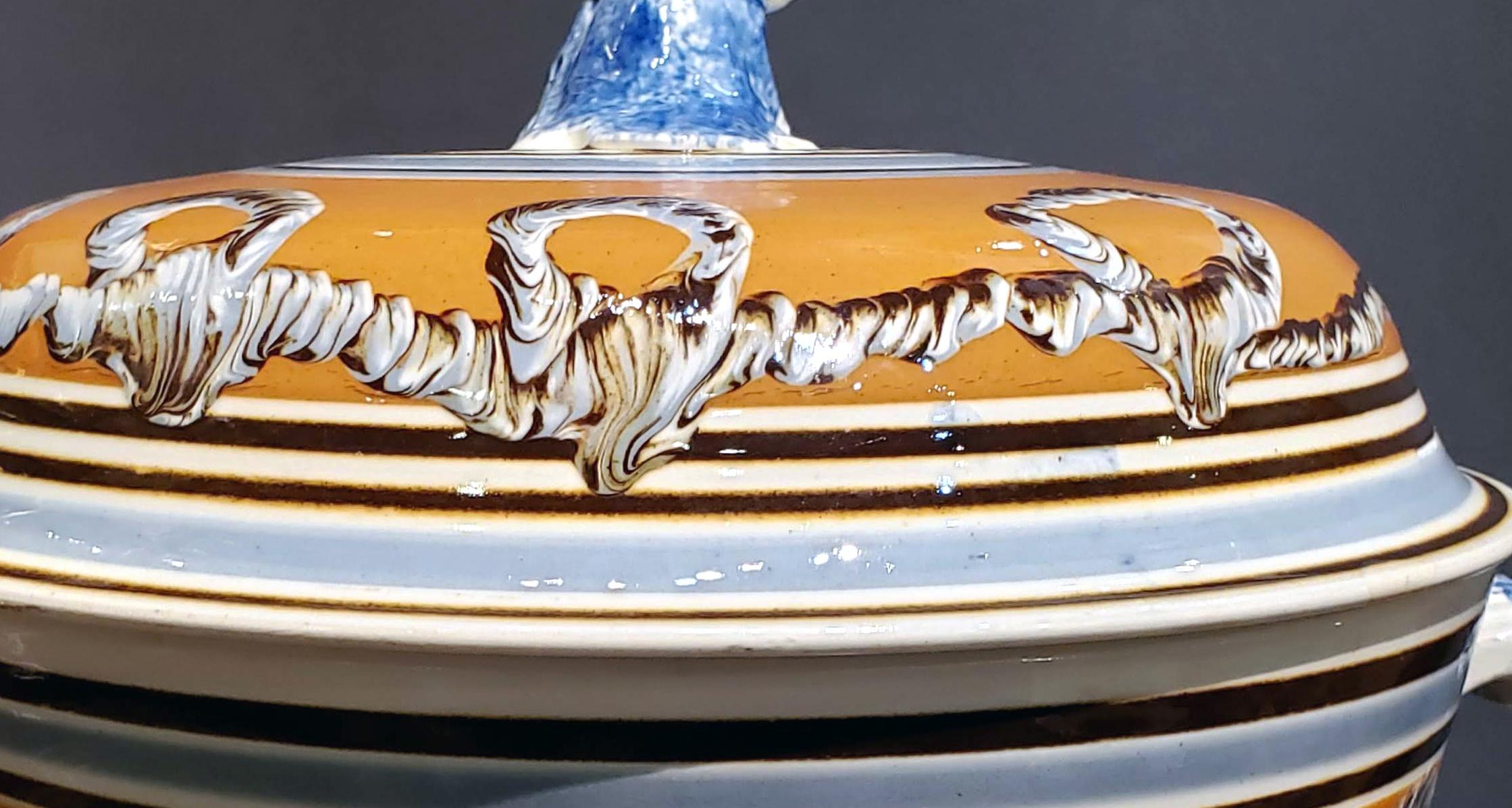 Mocha Large Tureen with Earthworm Design on Ochre Ground, Early 19th Century 3