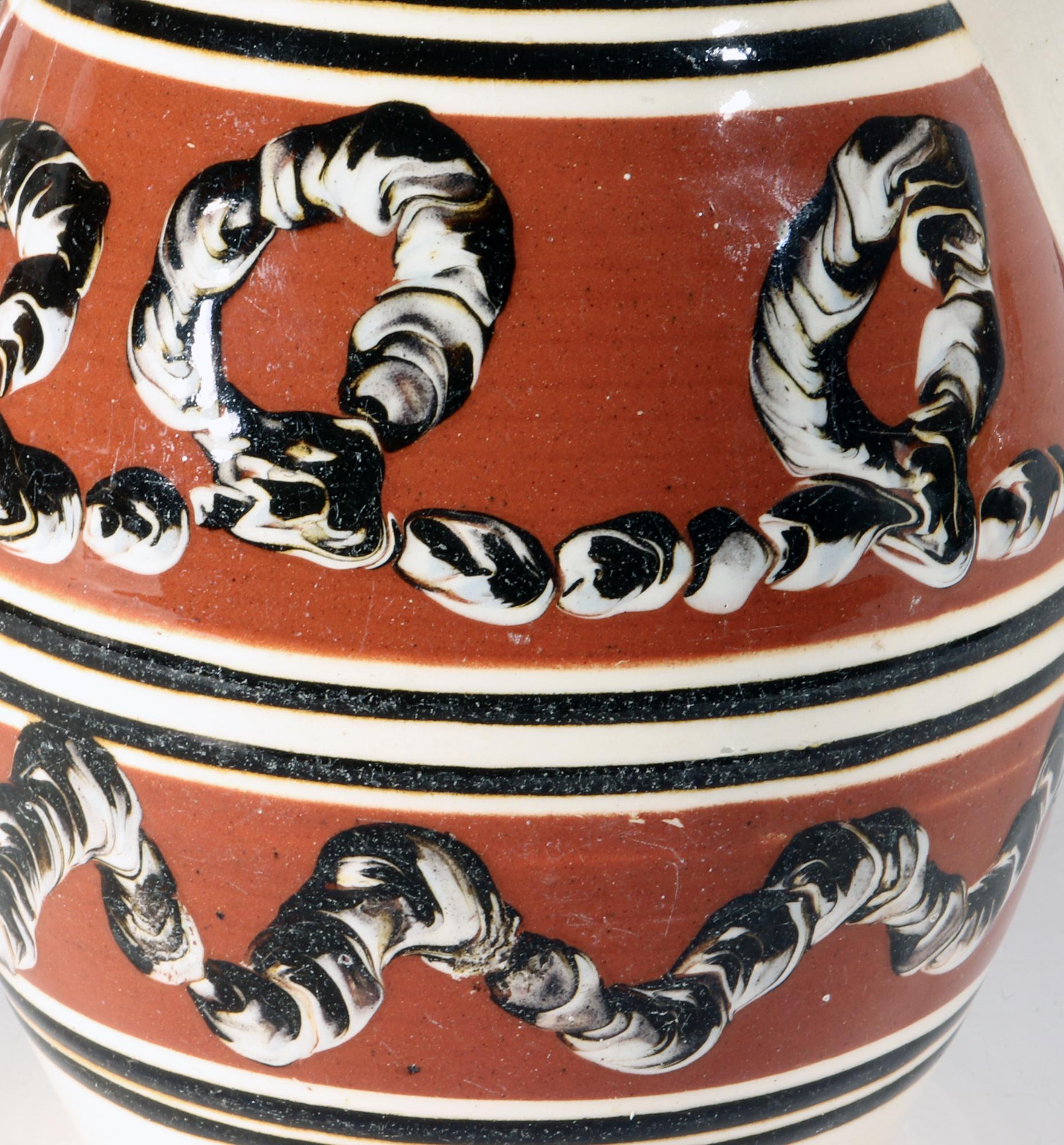Pichet en poterie moka avec motifs de vers de terre Bon état - En vente à Downingtown, PA
