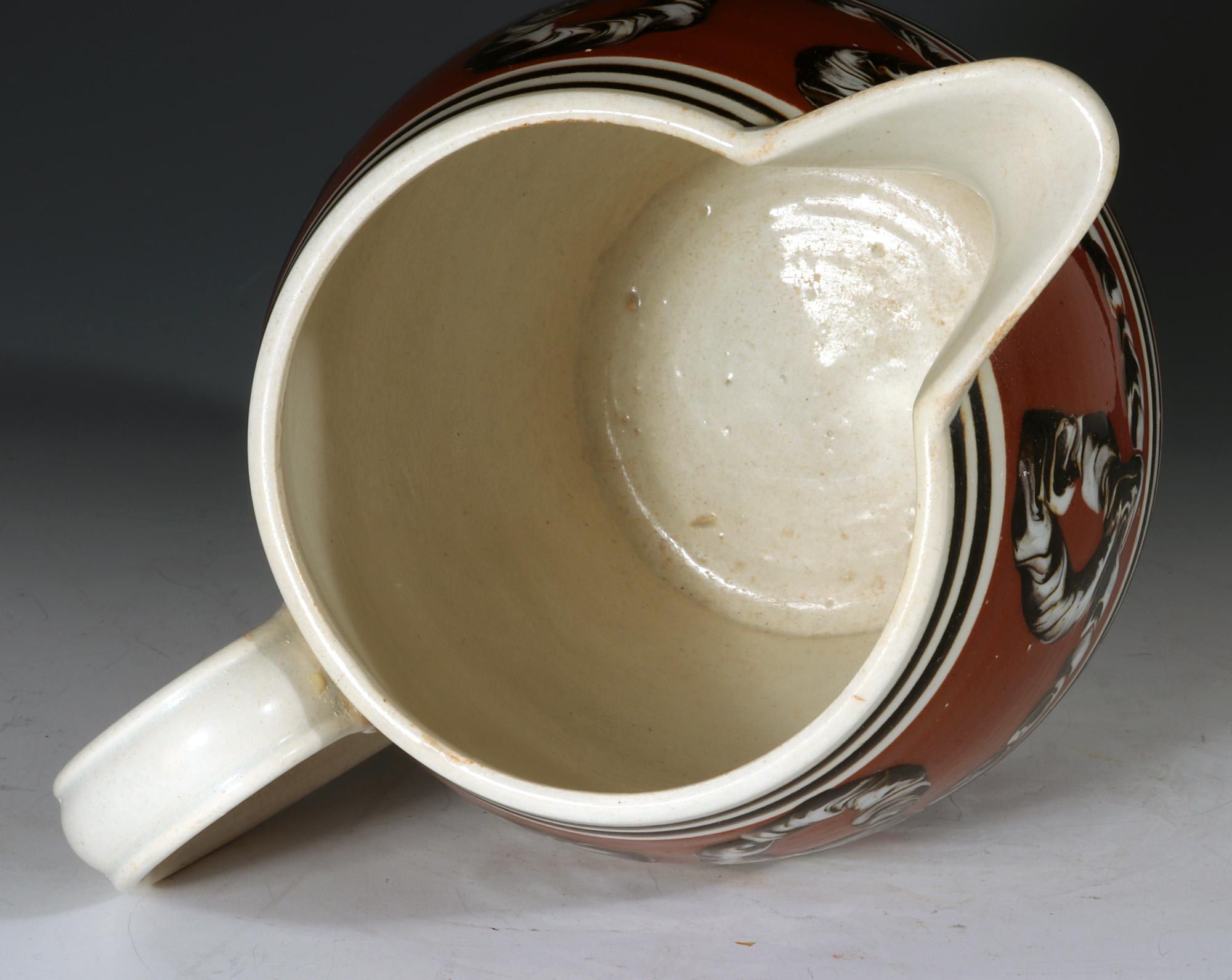 Creamware Pichet en poterie moka avec motifs de vers de terre en vente
