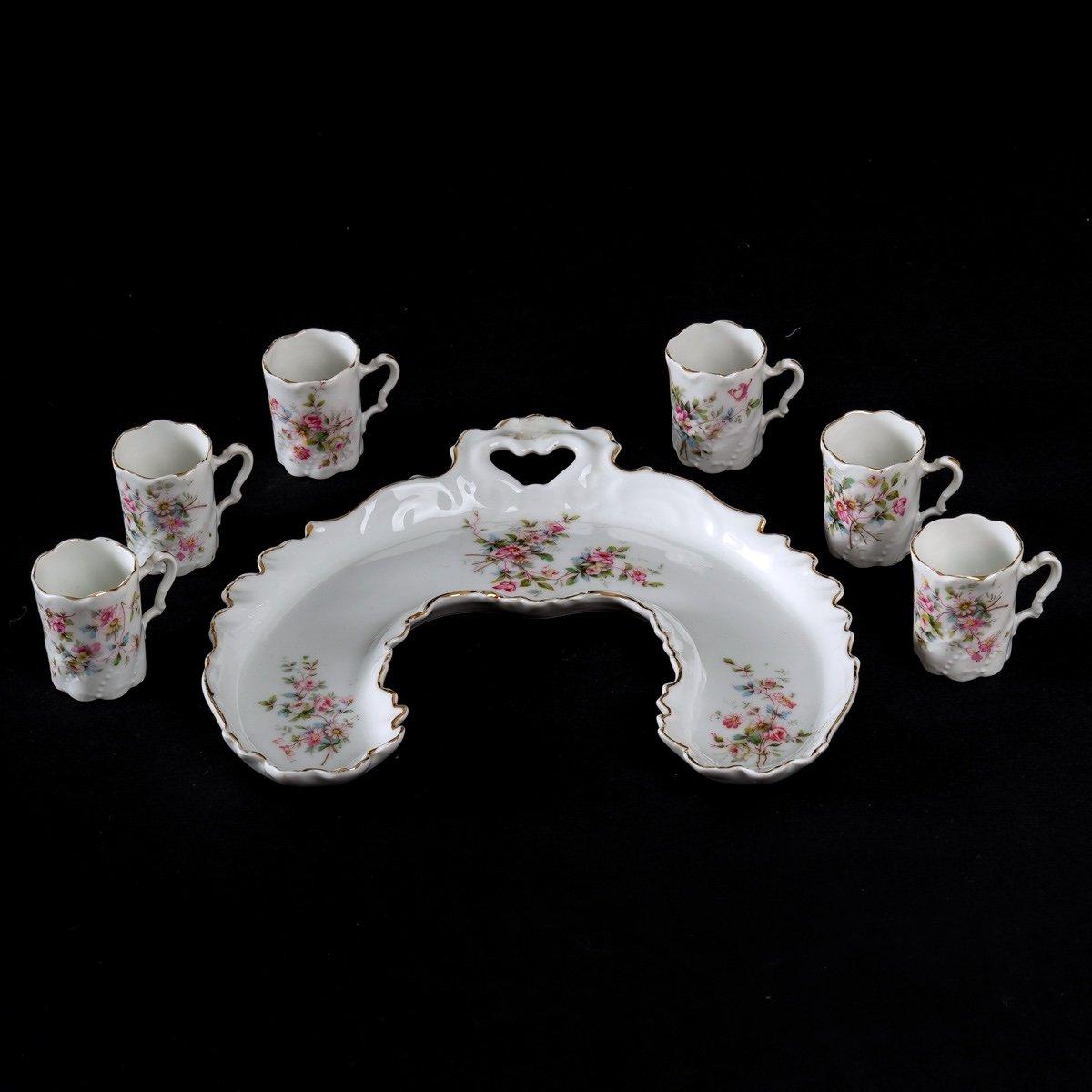 Charming mocha set in Sevres porcelain.
It consists of six cups and a tray in the shape of a 