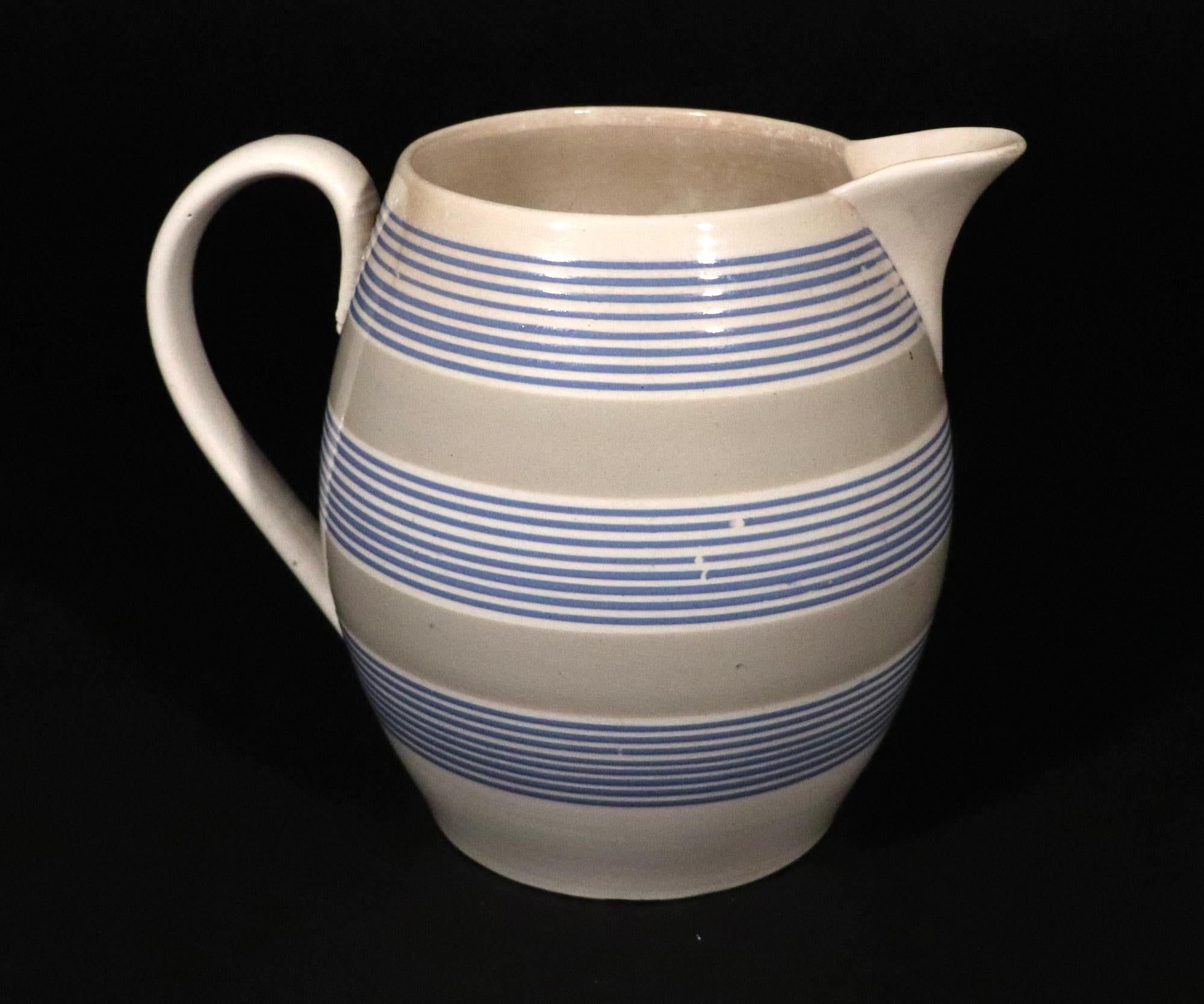 Mocha Slip-dekorierter großer Keramikkrug mit Bändern, um 1810-20 (Volkskunst) im Angebot
