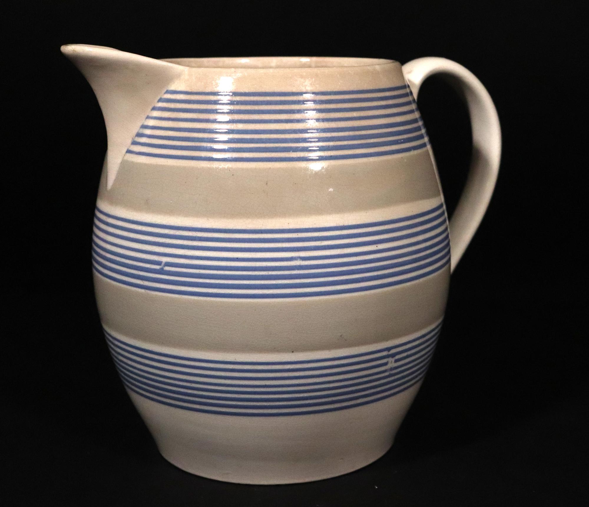 Mocha Slip-dekorierter großer Keramikkrug mit Bändern, um 1810-20 im Zustand „Gut“ im Angebot in Downingtown, PA