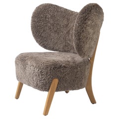 Mocha Tmbo Loungesessel aus Eiche und Sahara-Schaffellpolsterung von Mazo Design