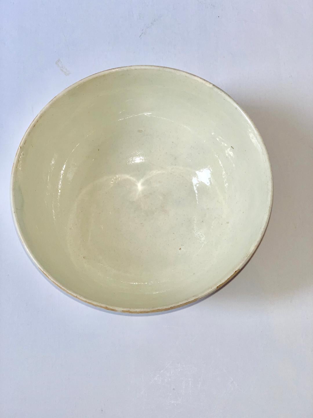 Mochaware Bowl with Dipped Fan Decoration Made in England, circa 1800 1