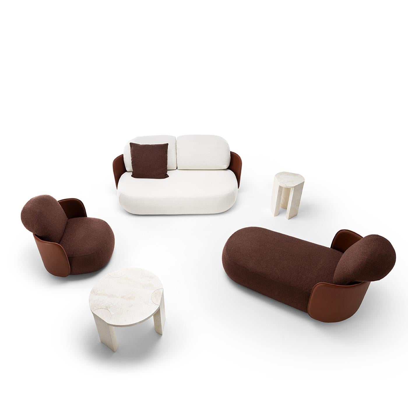 XXI secolo e contemporaneo Divano da esterno Mochi Saddle in pelle e tessuto bianco di Studiopepe in vendita