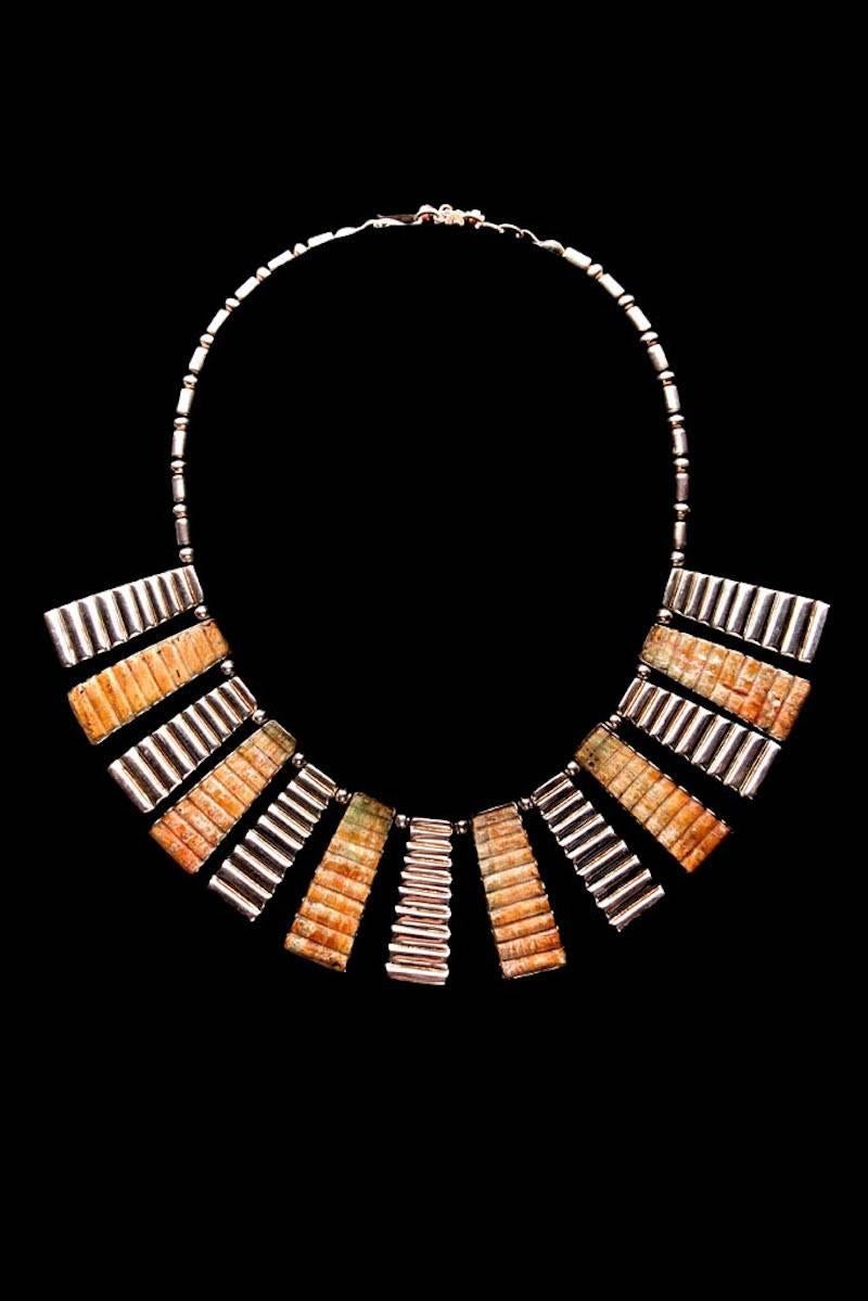 Spectacular contemporary necklace with alternating silver intaglios and 6 Antique Mochica striated spondylus shells (Moche Culture, Peru. Ca. 0 - 500 AD). Matching earrings. Modern new string and clasp.