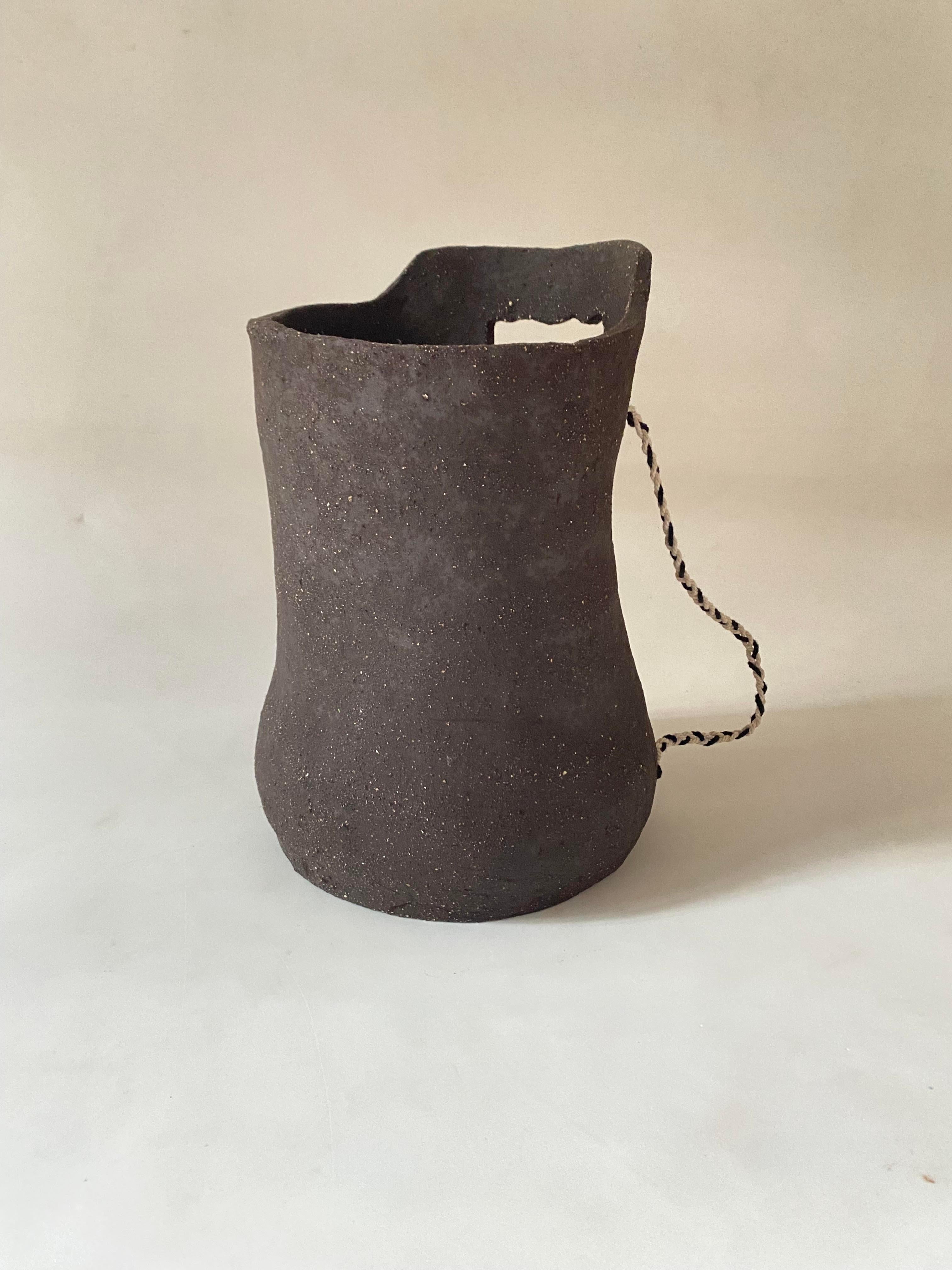 Vaso Mochila di Oikos Estudio
Fatto a mano
Dimensioni: D 20 x H 32 cm (le dimensioni possono variare).
Materiali: Gres ad alta cottura, pigmenti selvatici.

Ogni pezzo è unico e potrebbe presentare leggere variazioni di colore, dimensione e
