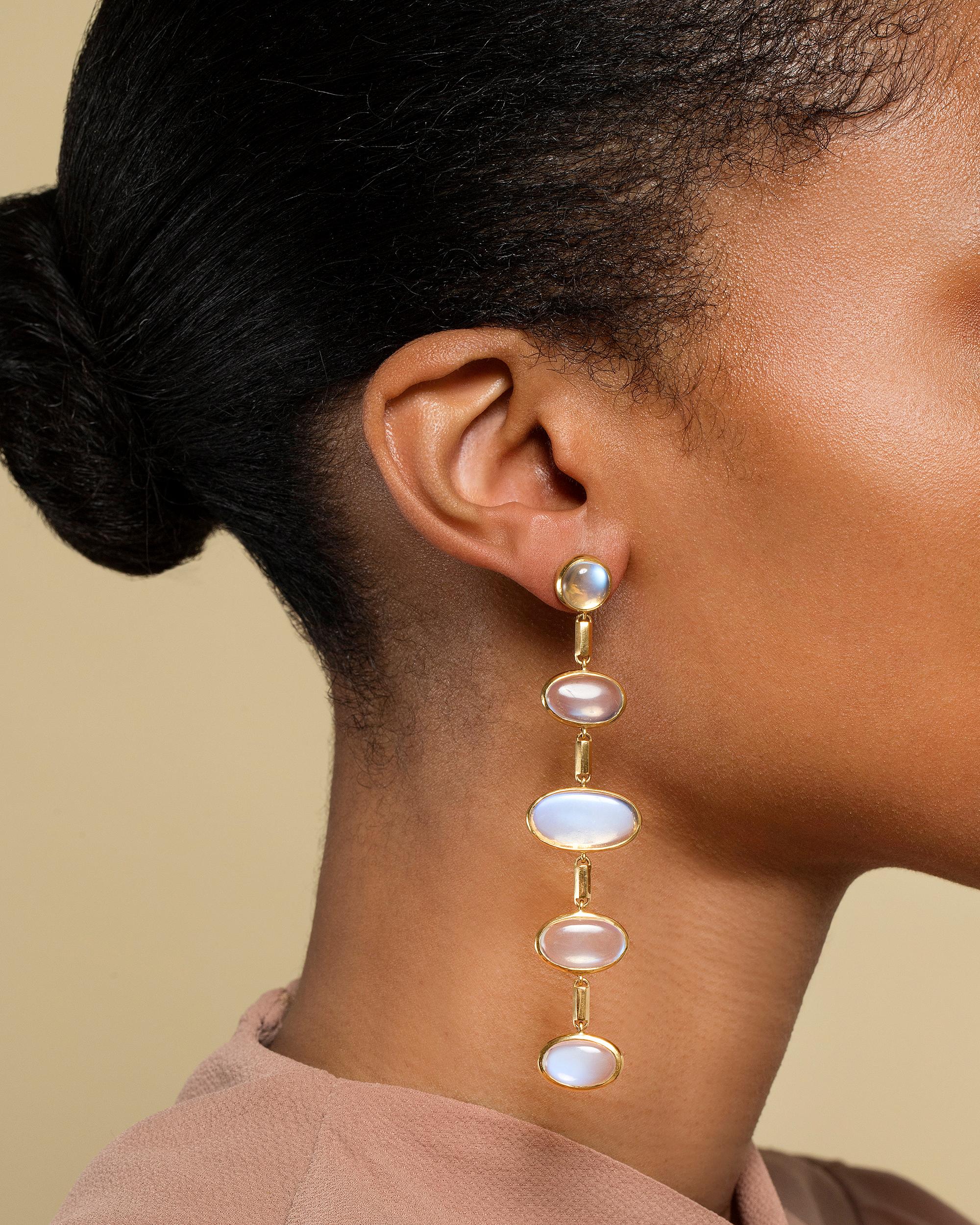 Mociun Moonstone Drops Earrings In New Condition For Sale In Brooklyn, NY