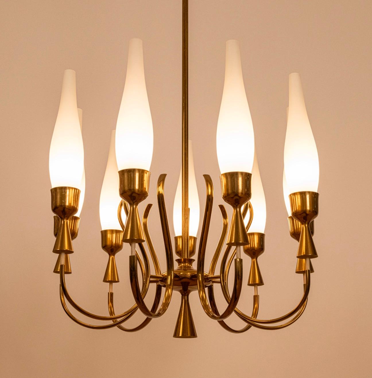 Un elegante lampadario in ottone Mod. 12613 di Angelo Lelii per Arredoluce, Italia. Progettato nel 1957, questo lampadario a nove bracci in ottone e ottone verniciato di bianco è sospeso al soffitto da un unico stelo in ottone completo della sua