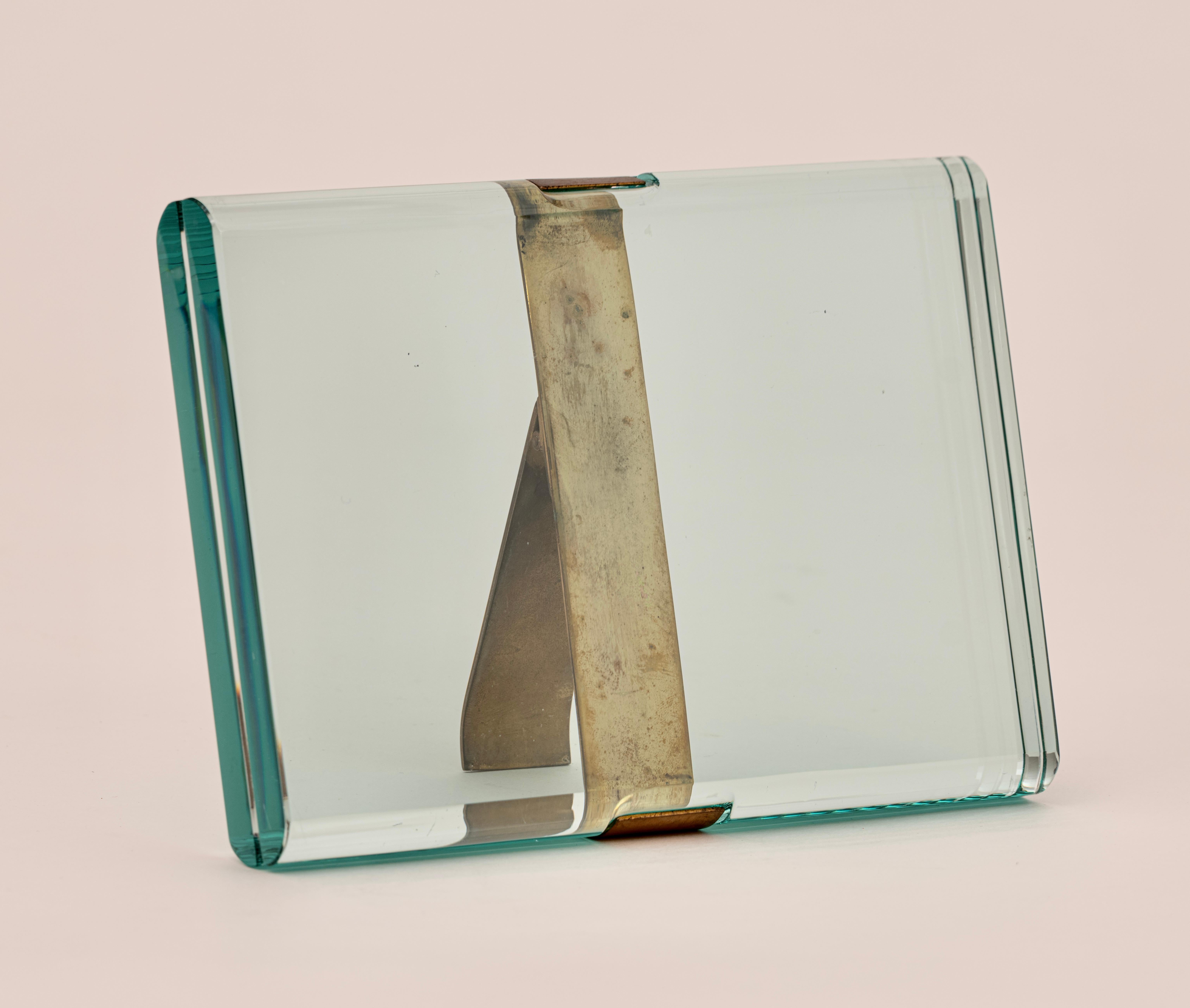Una squisita cornice in vetro Mod. 1371 disegnata da Pietro Chiesa e prodotta dall'azienda milanese Fontana Arte, nel 1960 circa. Un semplice supporto posteriore in ottone unisce i due pezzi di vetro smussato color acquamarina, consentendo