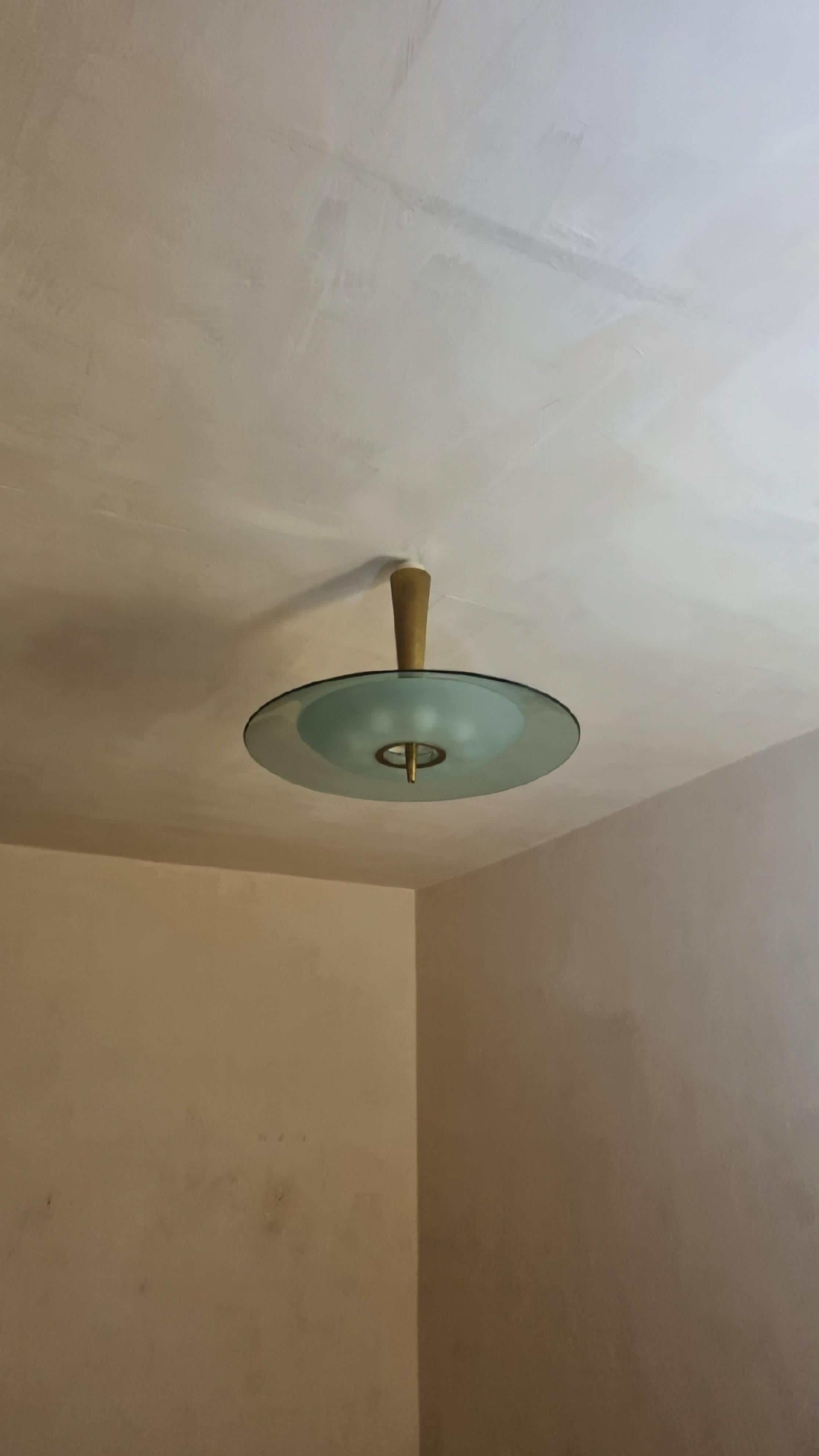 Raro lampadario a soffitto mod. 1462A disegnato da Max Ingrand per Fontana Arte nel 1955.
Struttura in ottone, cristallo superiore curvato, molato e colorato nei toni del celeste, diffusore inferiore in cristallo curvato e satinato.
Eccellenti