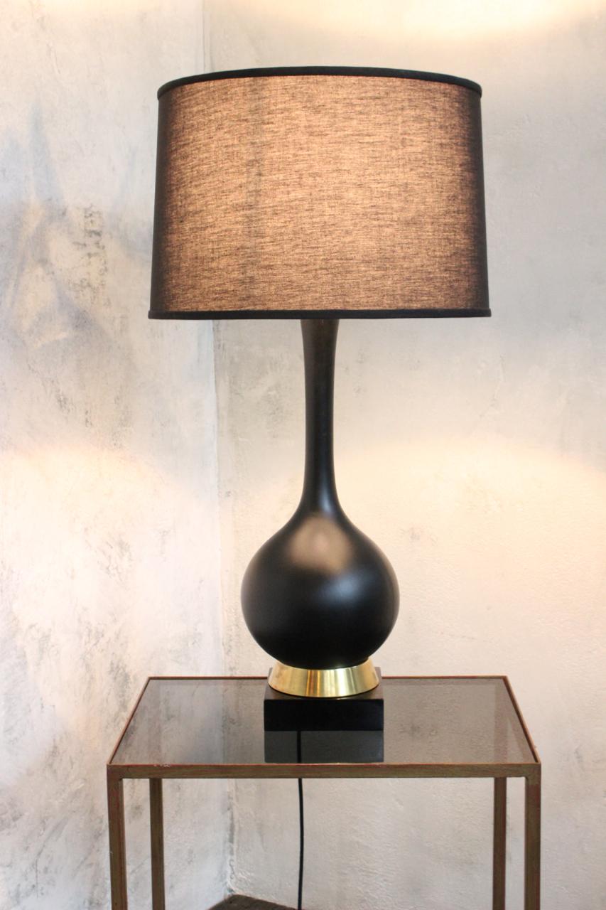 Mid Century American 1960s Schwarz Keramik Lampe mit Messing und Holz Basis (Moderne der Mitte des Jahrhunderts) im Angebot
