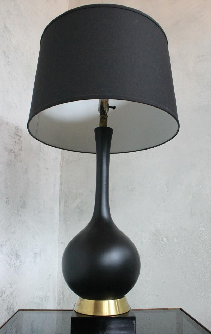 Mid Century American 1960s Schwarz Keramik Lampe mit Messing und Holz Basis (amerikanisch) im Angebot