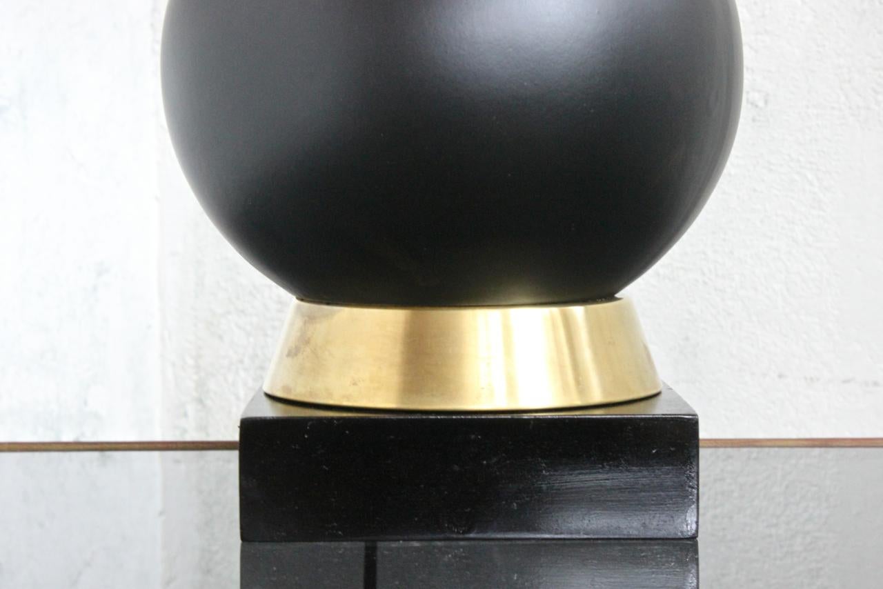 Mid Century American 1960s Schwarz Keramik Lampe mit Messing und Holz Basis im Zustand „Gut“ im Angebot in Buchanan, NY