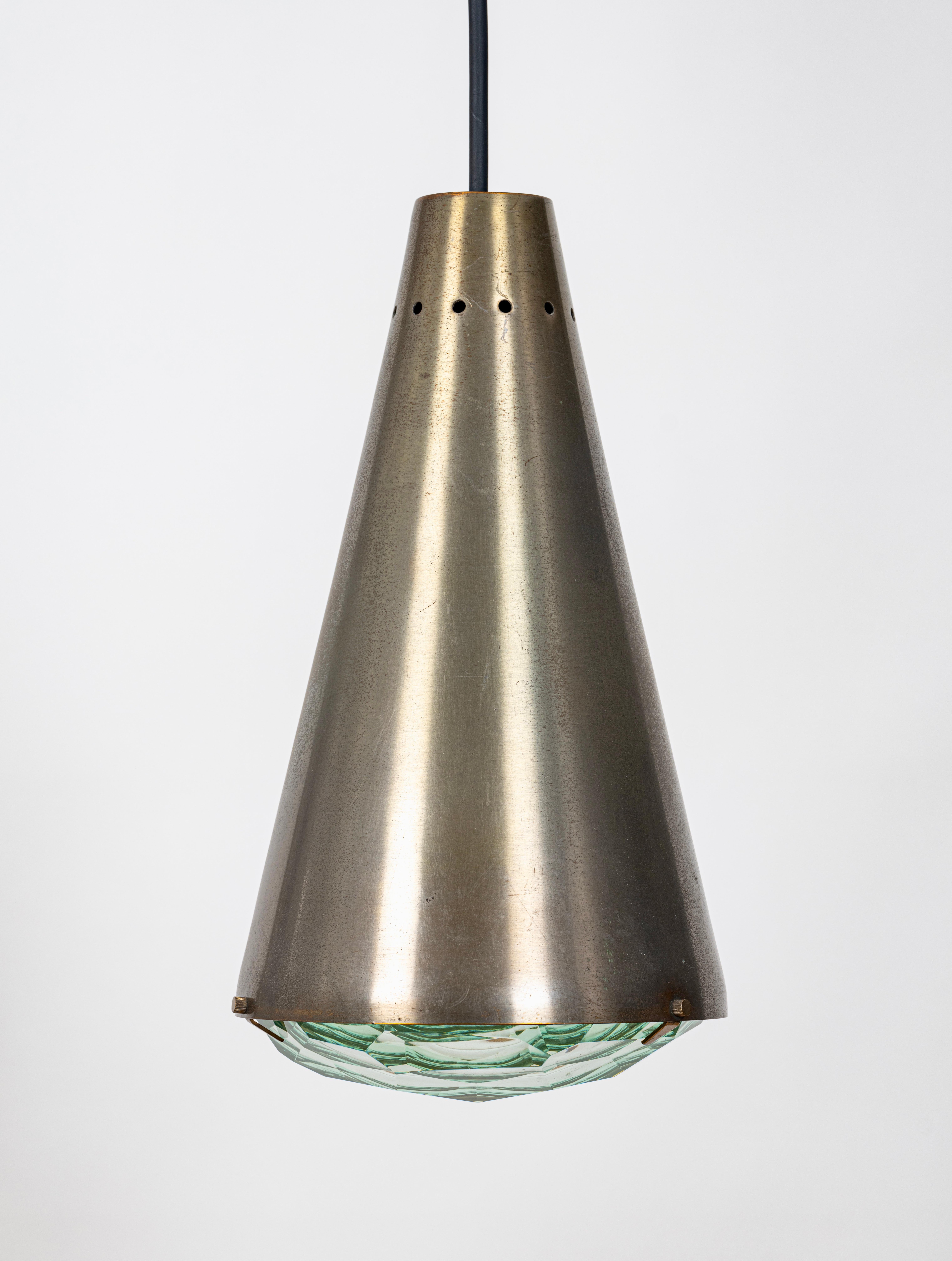 Un raro pendente da soffitto Mod. 1195 in ottone nichelato di Max Ingrand per Fontana Arte, Italia, 1960 circa. Questa plafoniera dalla forma conica e affusolata presenta un'incantevole patina invecchiata che contrasta magnificamente con il