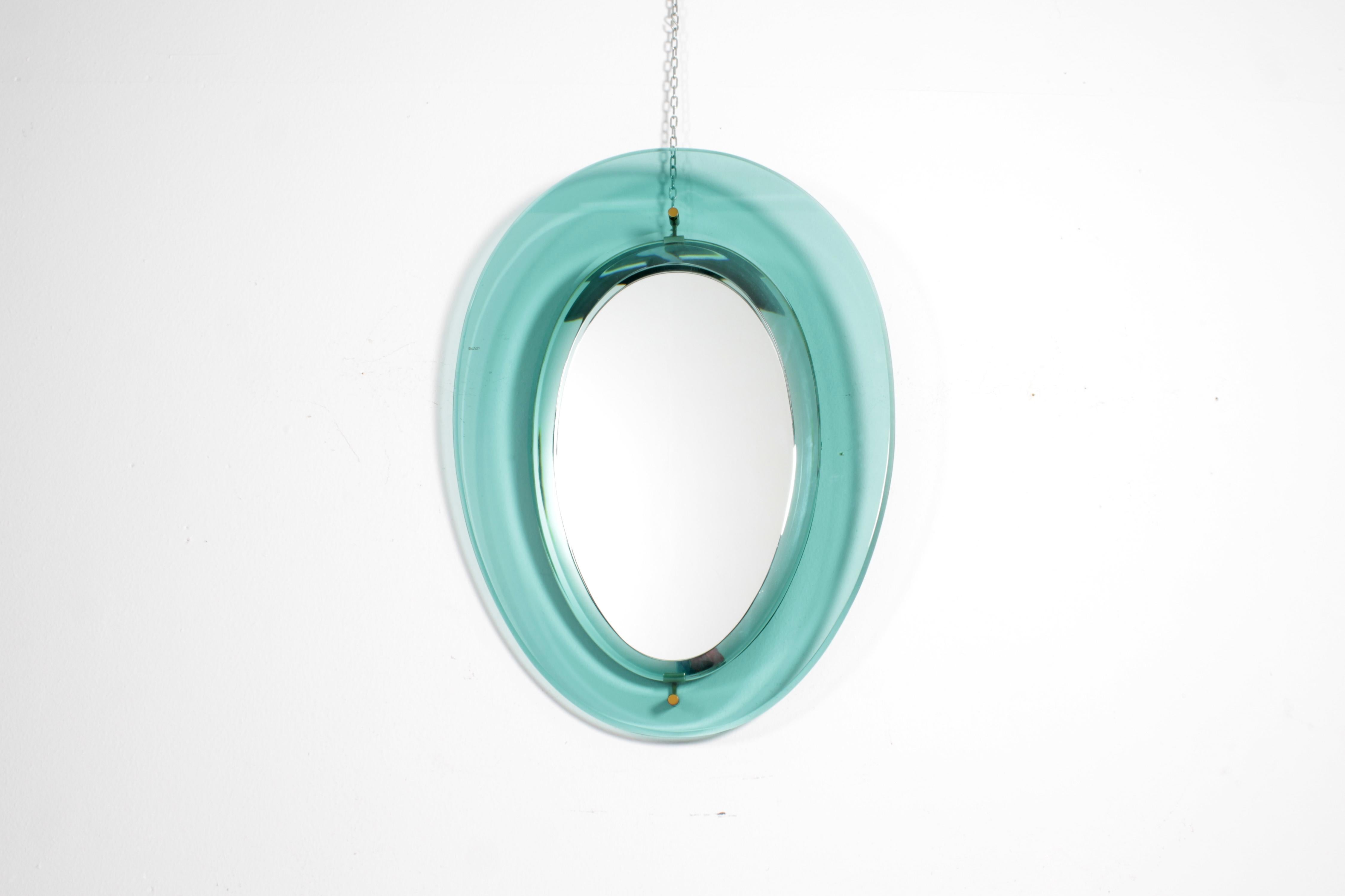 Wunderschöner ovaler Spiegel mit nilgrünem Glasrahmen, scharf abgeschrägtem Rand, verspiegeltem Glas. Details aus Messing. Mod. 