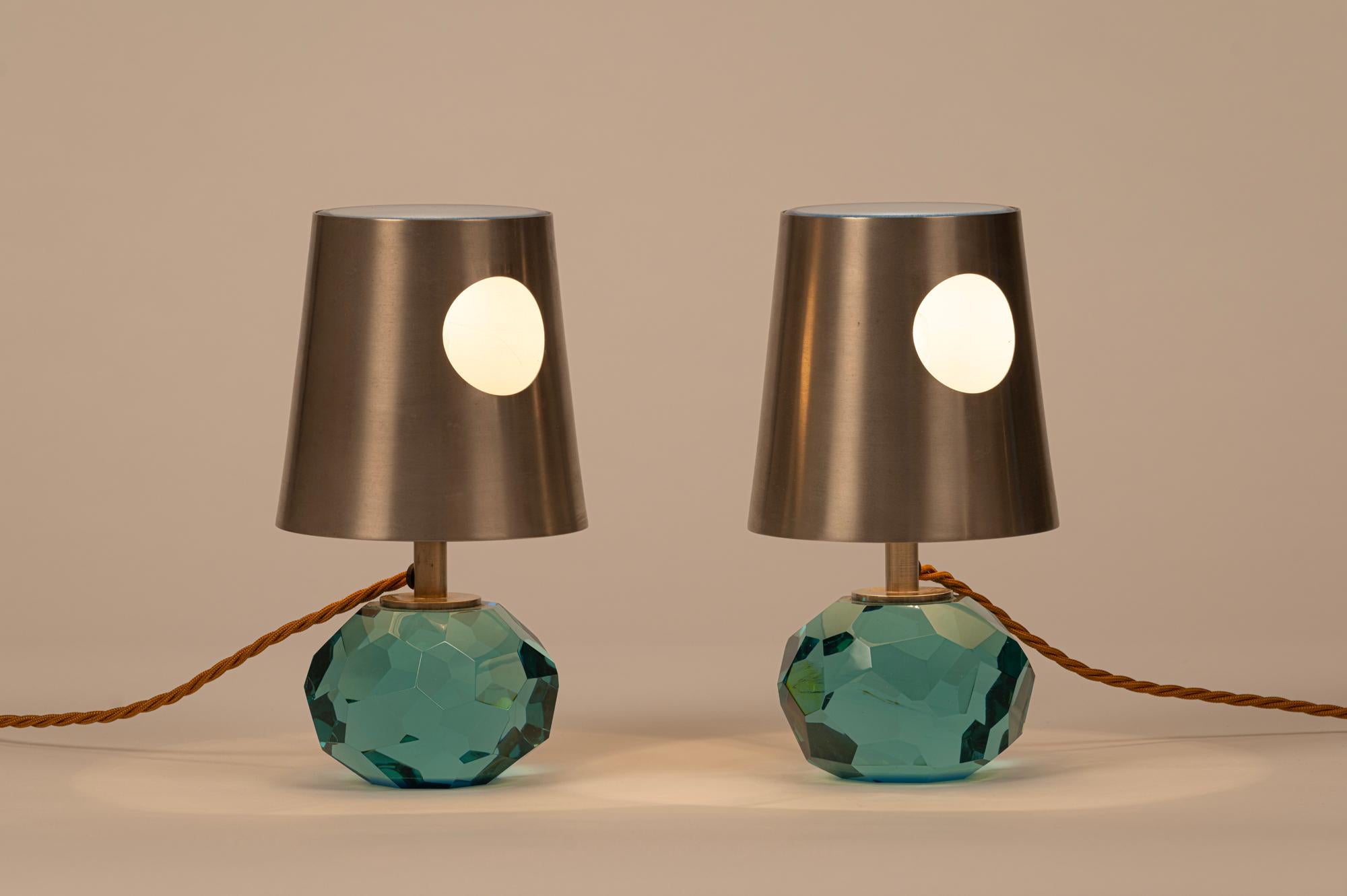 Una squisita coppia di lampade da tavolo in vetro sfaccettato Mod. 2228 di Max Ingrand per Fontana Arte, Italia, C.C. 1956.  La base in vetro color acquamarina presenta un ulteriore strato di vetro blu riflettente nella parte inferiore della