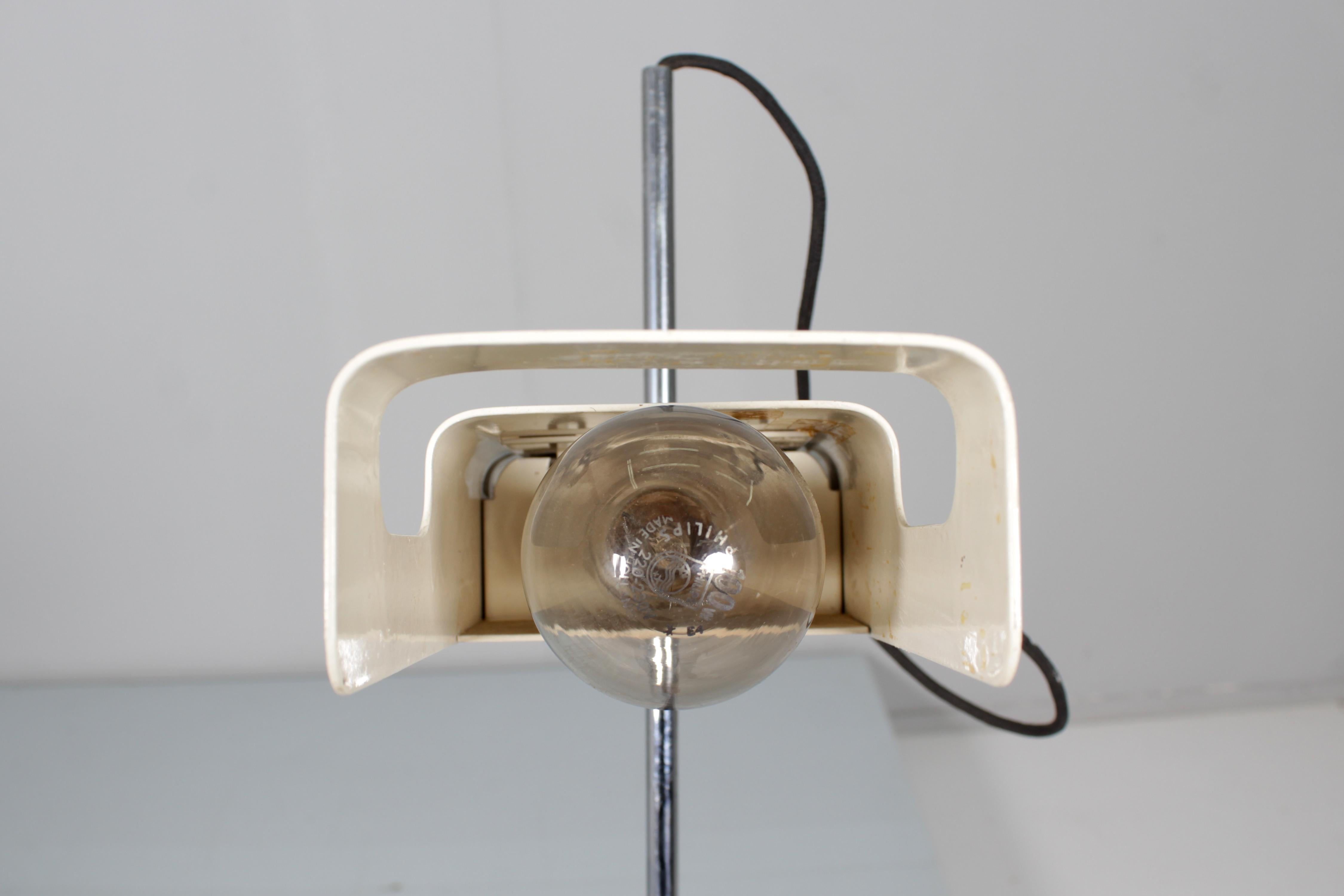 Mod. „3319 Spinnen“ von Joe Colombo für Oluce, Stehlampe aus weißem Metall, 1965, Italien im Angebot 4