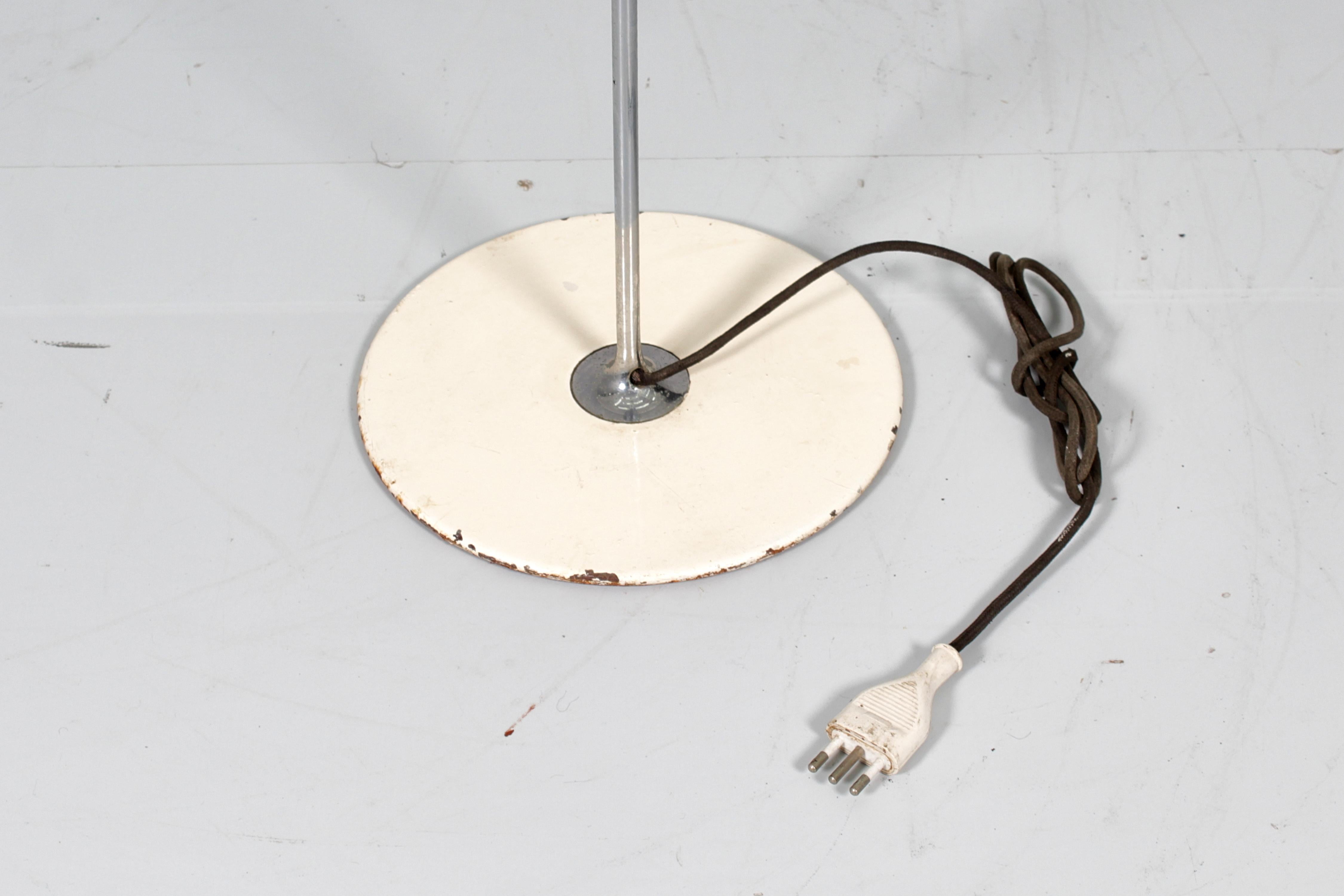 Mod. „3319 Spinnen“ von Joe Colombo für Oluce, Stehlampe aus weißem Metall, 1965, Italien im Angebot 5