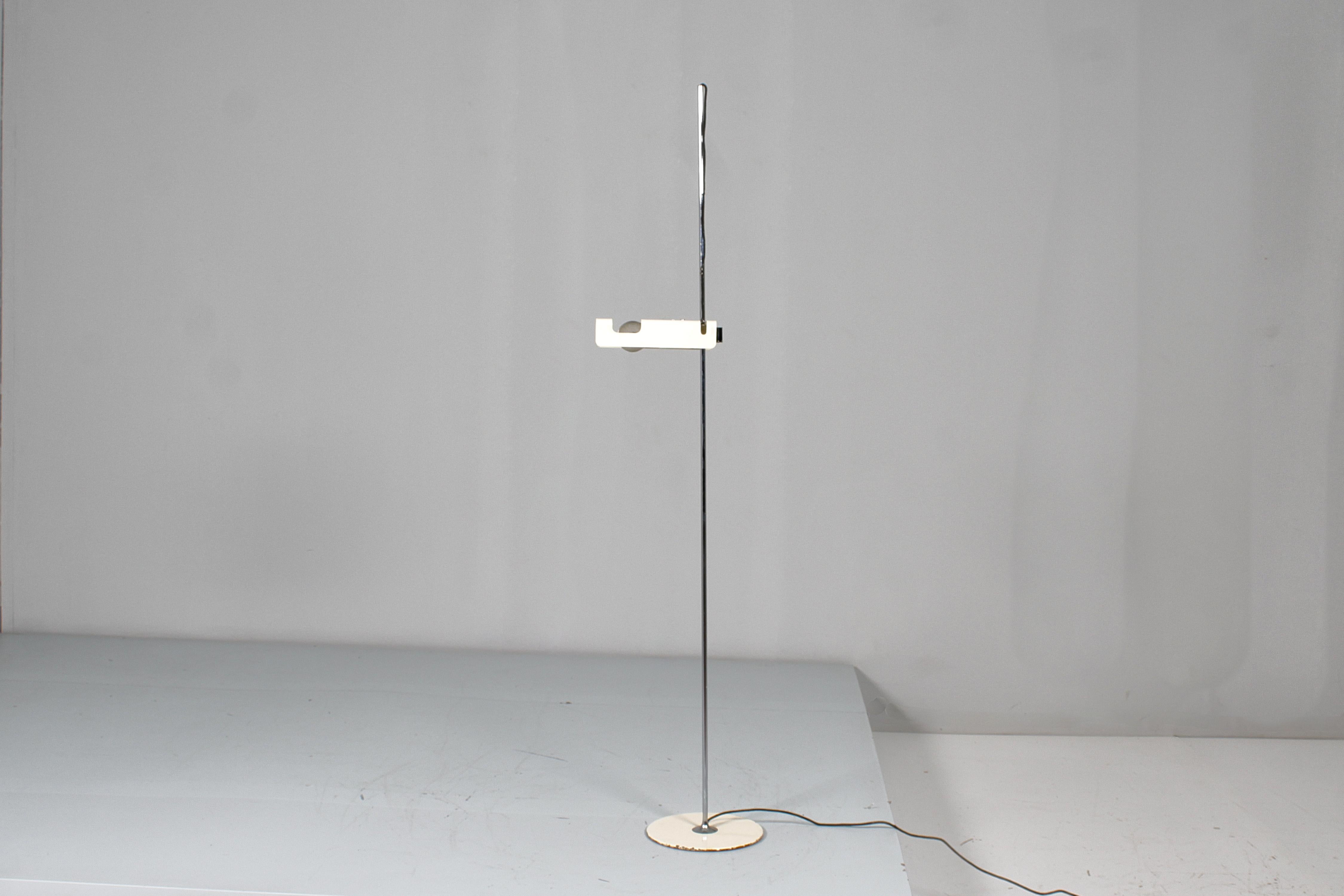 Mod. „3319 Spinnen“ von Joe Colombo für Oluce, Stehlampe aus weißem Metall, 1965, Italien (Moderne der Mitte des Jahrhunderts) im Angebot