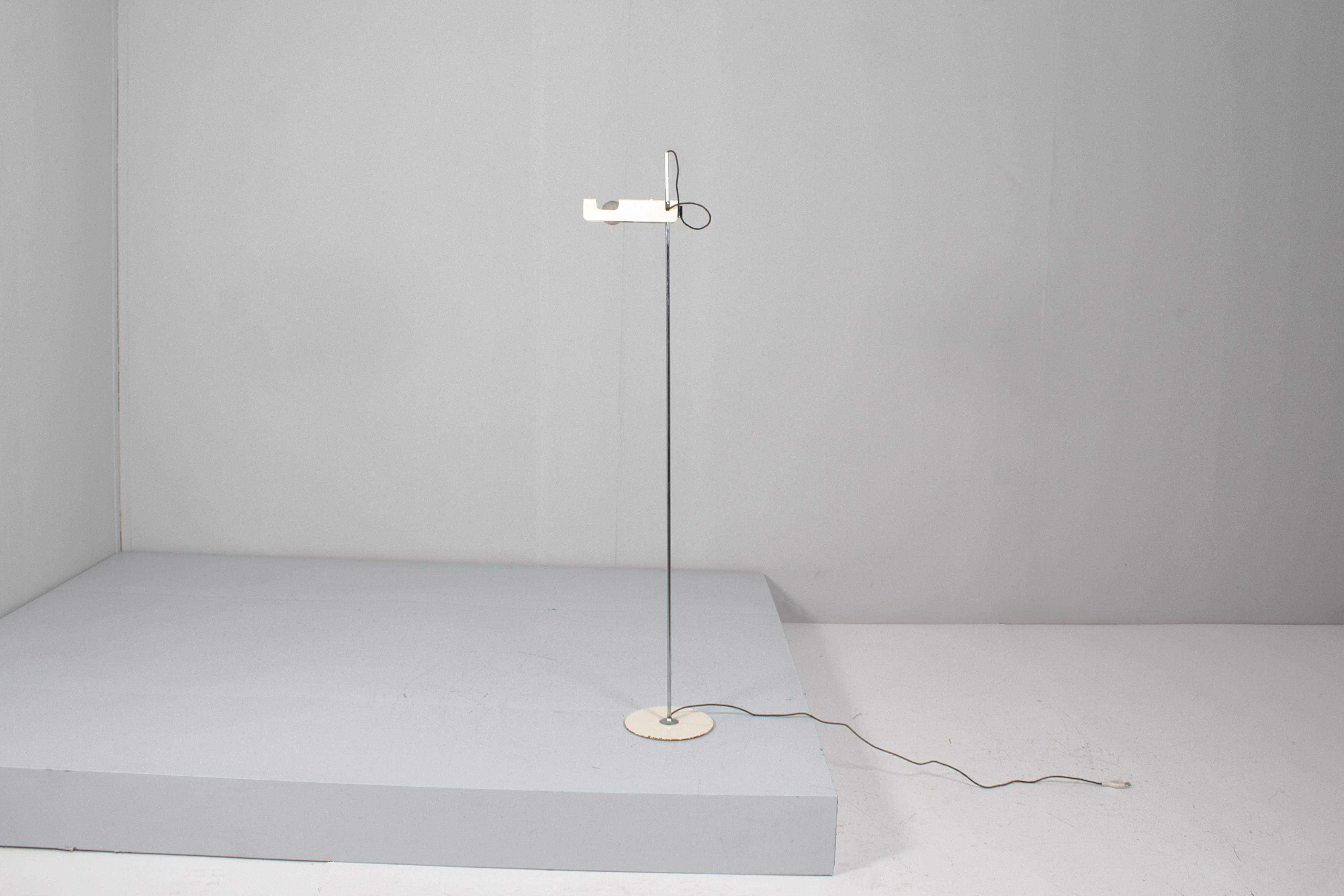 Mod. „3319 Spinnen“ von Joe Colombo für Oluce, Stehlampe aus weißem Metall, 1965, Italien (Italienisch) im Angebot