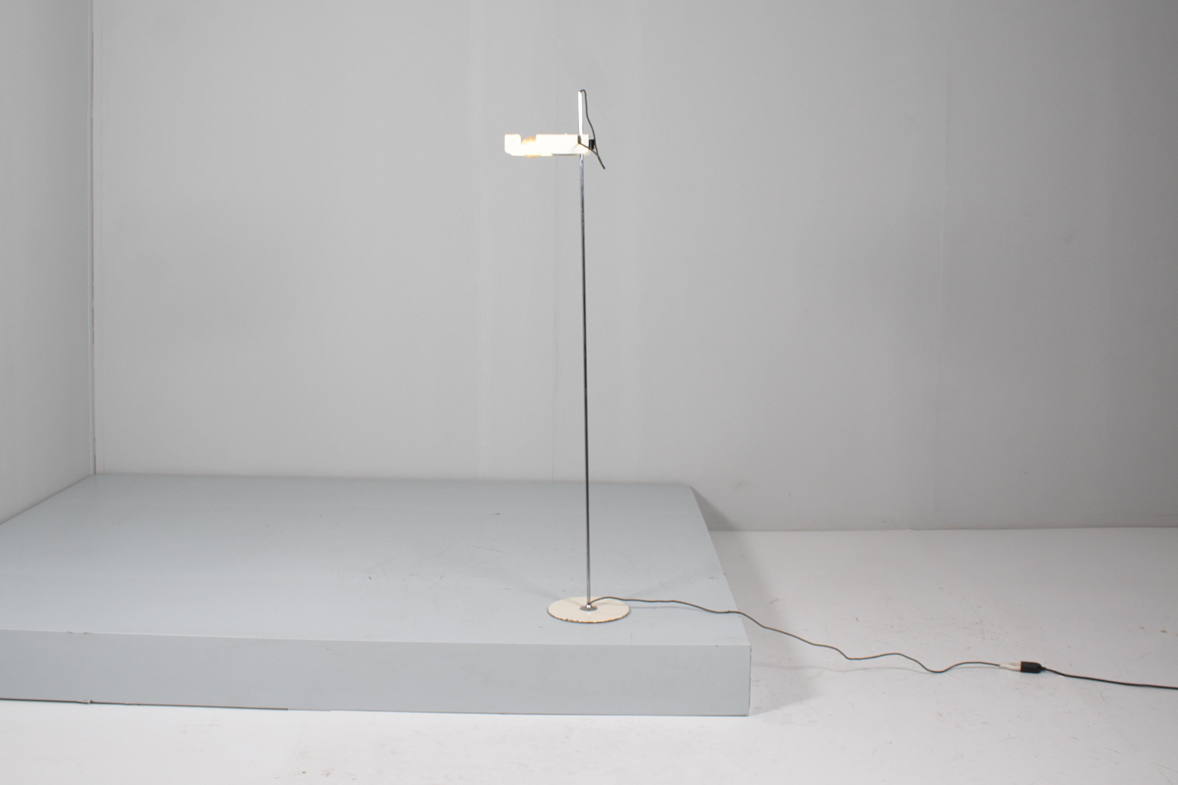 Mod. „3319 Spinnen“ von Joe Colombo für Oluce, Stehlampe aus weißem Metall, 1965, Italien (Mitte des 20. Jahrhunderts) im Angebot