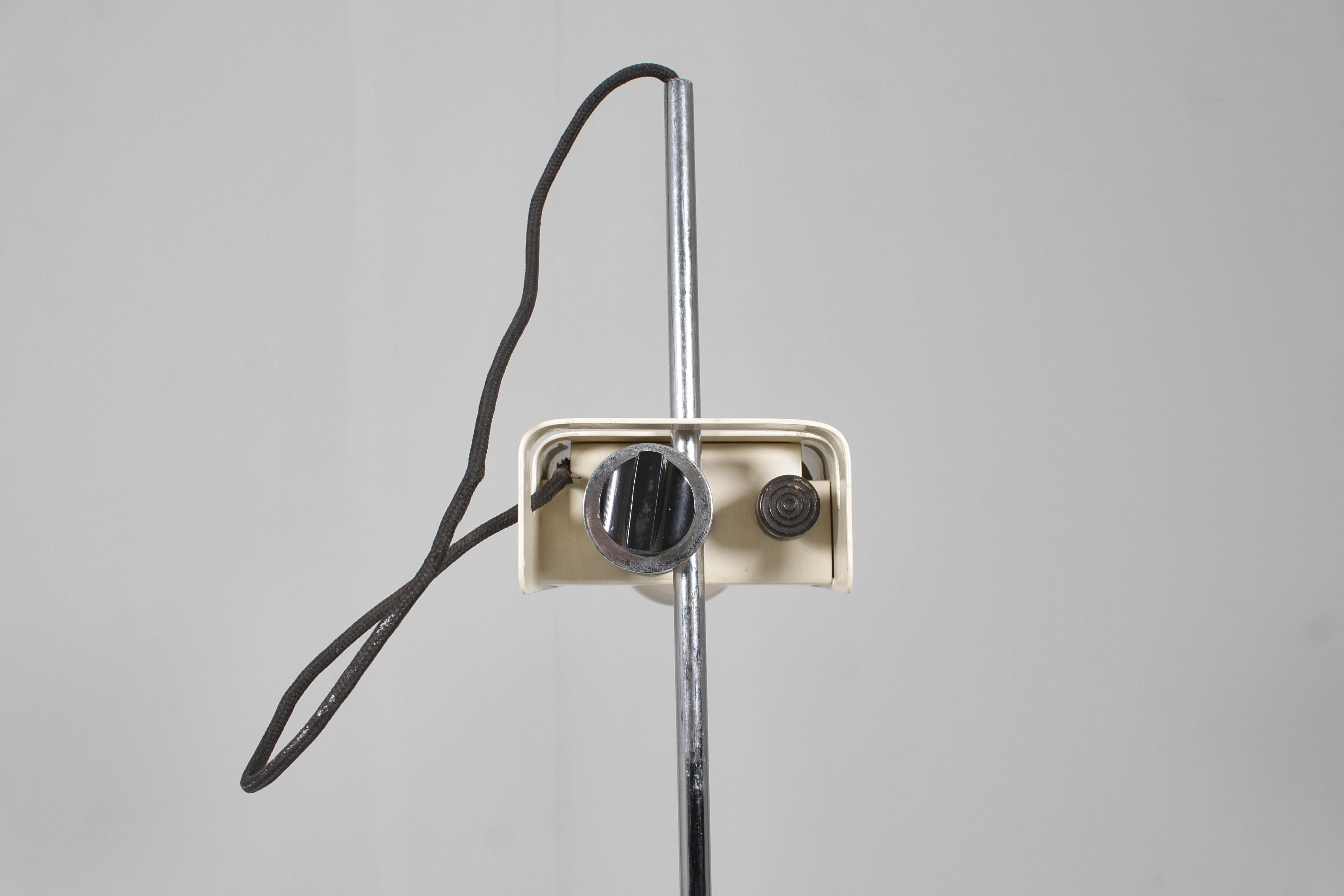 Mod. „3319 Spinnen“ von Joe Colombo für Oluce, Stehlampe aus weißem Metall, 1965, Italien im Angebot 1