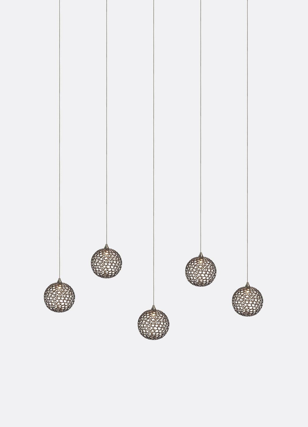 Suspensions en verre soufflé à la main. 5 pendentifs en verre sur une verrière rectangulaire de 8