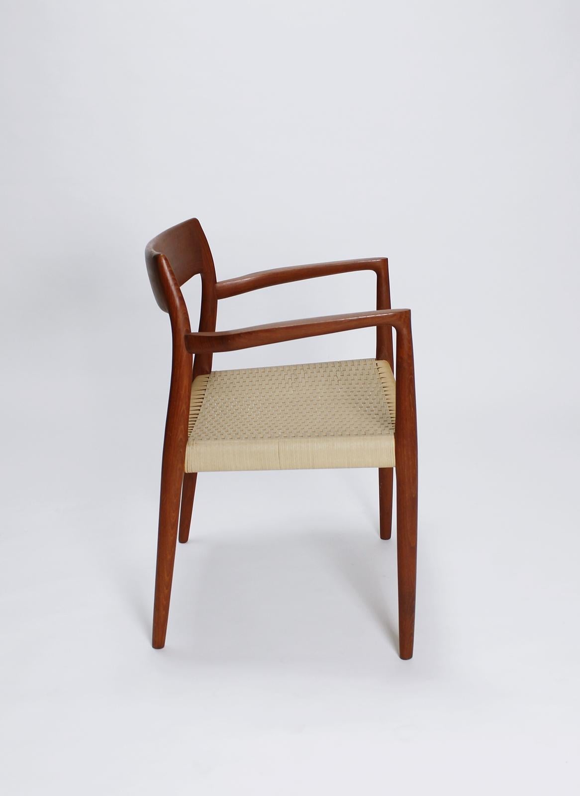 Seltener Sessel aus den 1960er Jahren. Hersteller und Designer Niels O. Møller, Modell 57. Gestell aus Teakholz Sitzfläche mit Netz.

Zustand: Guter, unrestaurierter Zustand mit leicht zu bedienender Reinheit.


