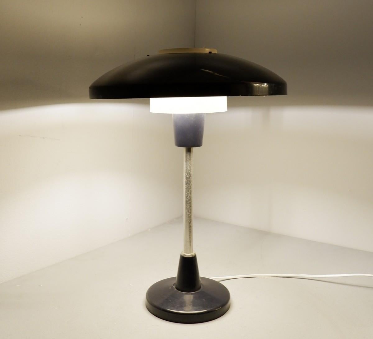Italian Mod. 8022 Table Lamp from Stilnovo, 1960s For Sale