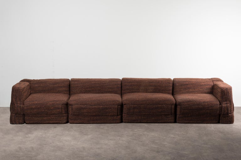 Mod. 932 modular seating sofa by Mario Bellini.
Italy, circa 1965. Manufactured by Cassina. Made up of free-standing cushions tied with belts. Enlarged polyurethane, fabric upholstery.
Measures: Tot 63 x 340 x H 90 cm. 24.8 x 133.8 x H 35.4 in